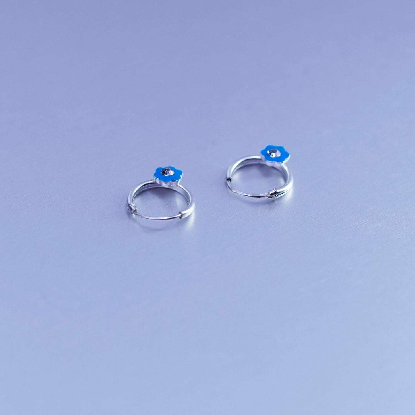 0.5”, vtg Sterling silver handmade earrings, 925 hoops w/ enamel blue flower