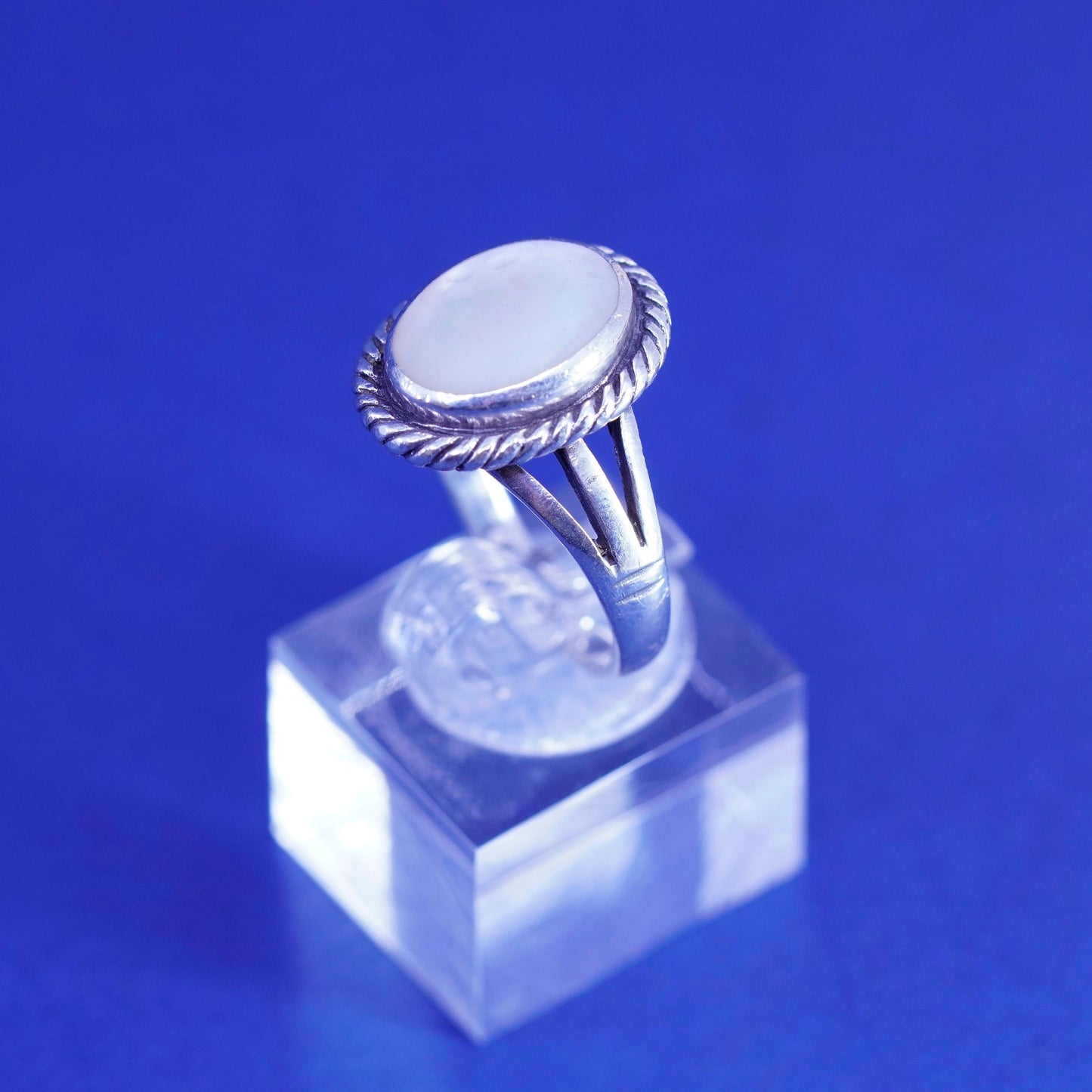 Size 8.5, vintage sterling 925 silver handmade ring with mother of pearl cable