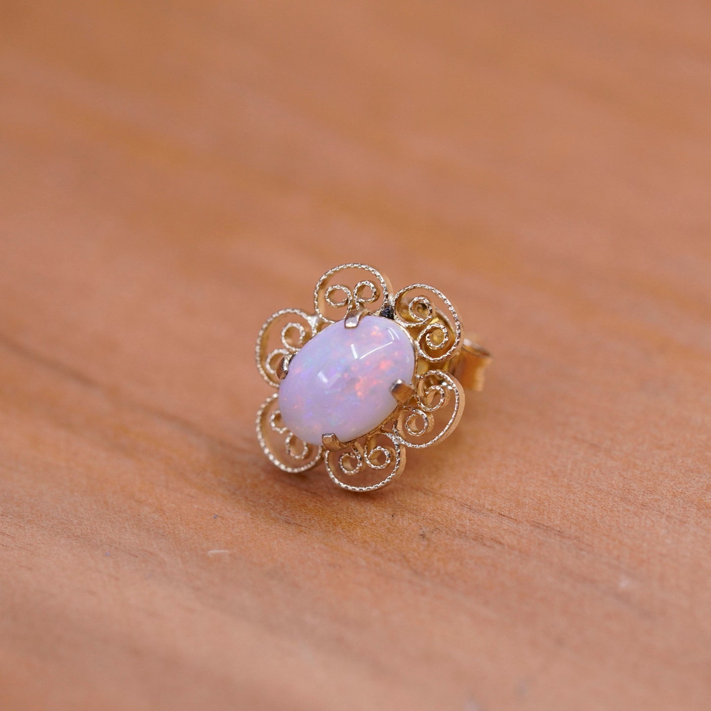 1g, filigree 14K yellow gold studs earrings with opal inlay