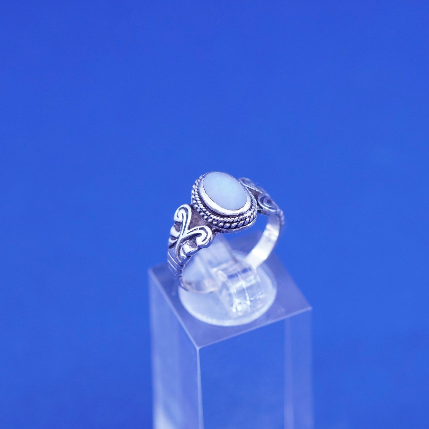 Size 7.25, vintage sterling 925 silver handmade ring with mother of pearl