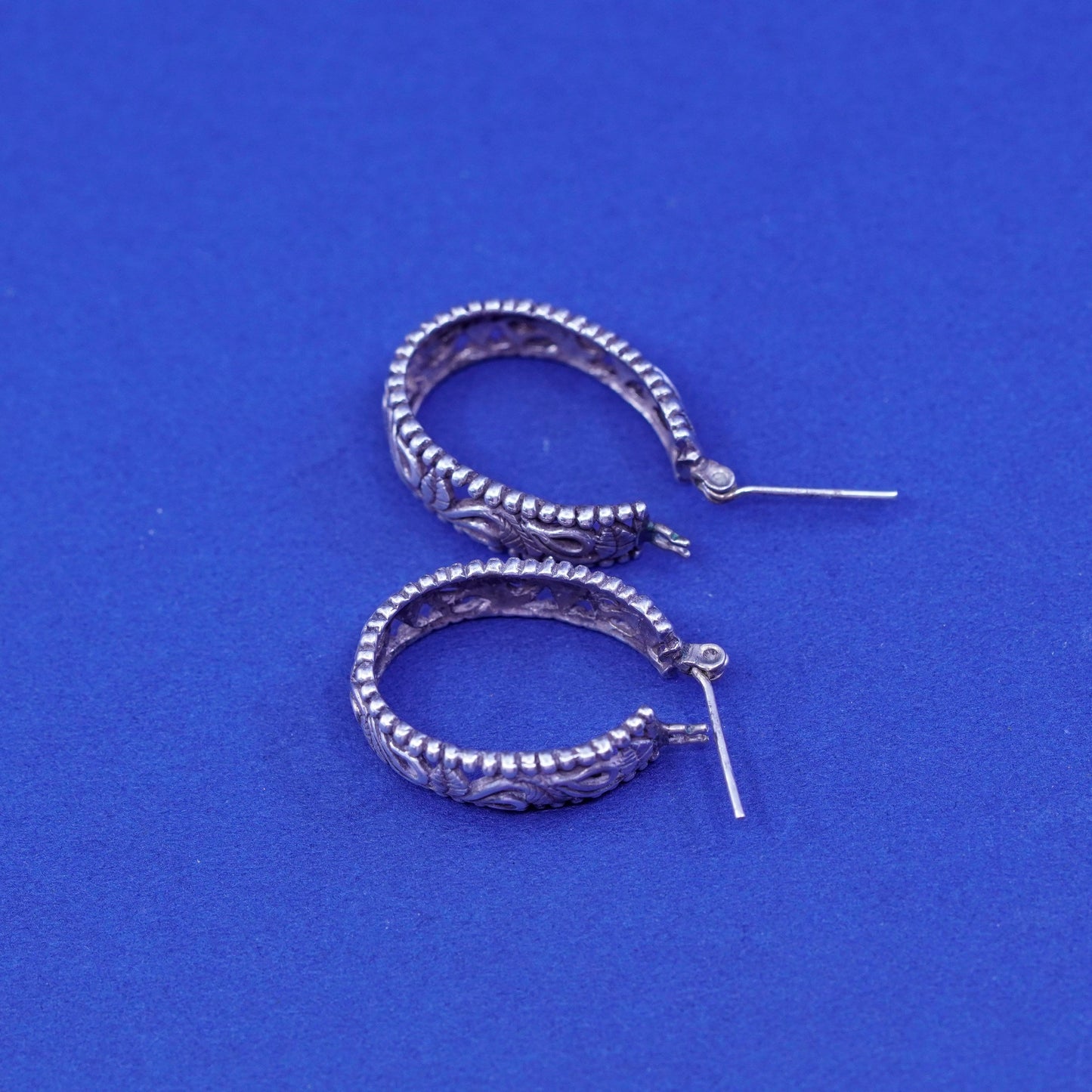 0.75”, vtg Sterling silver handmade earrings, 925 filigree leaves hoops Huggie