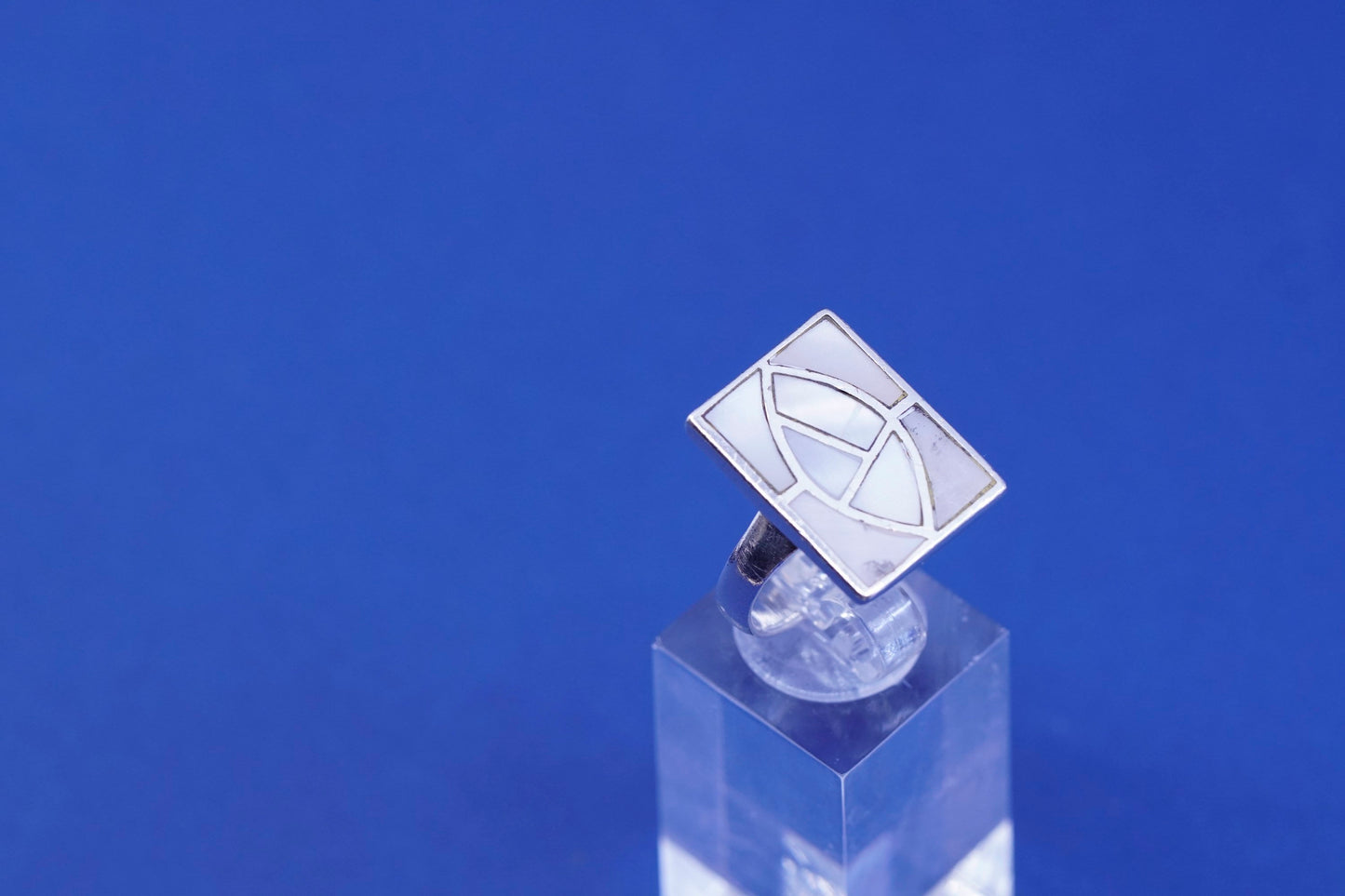 Size 8, vintage Sterling 925 silver statement ring with mother of pearl