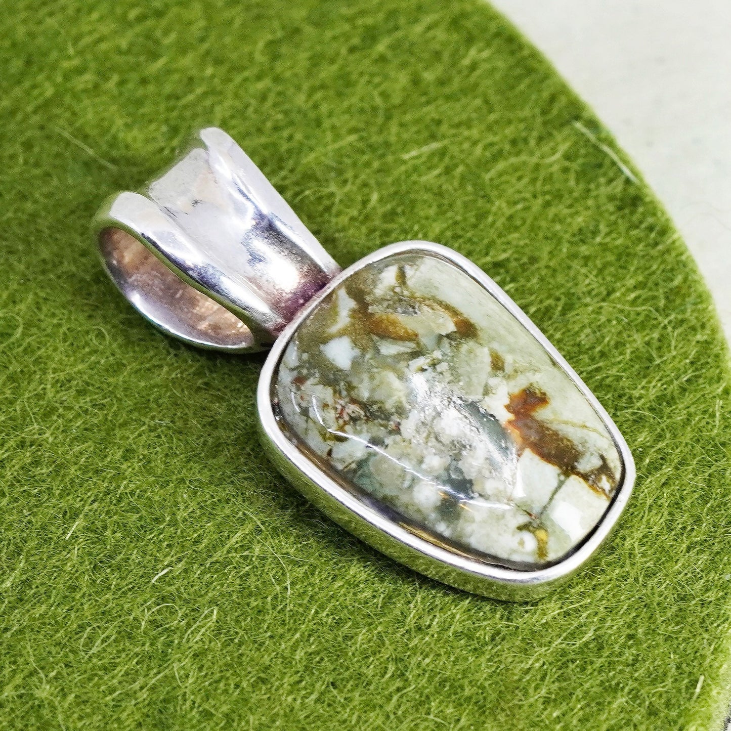 Vintage SAW sterling 925 silver handmade pendant with green agate