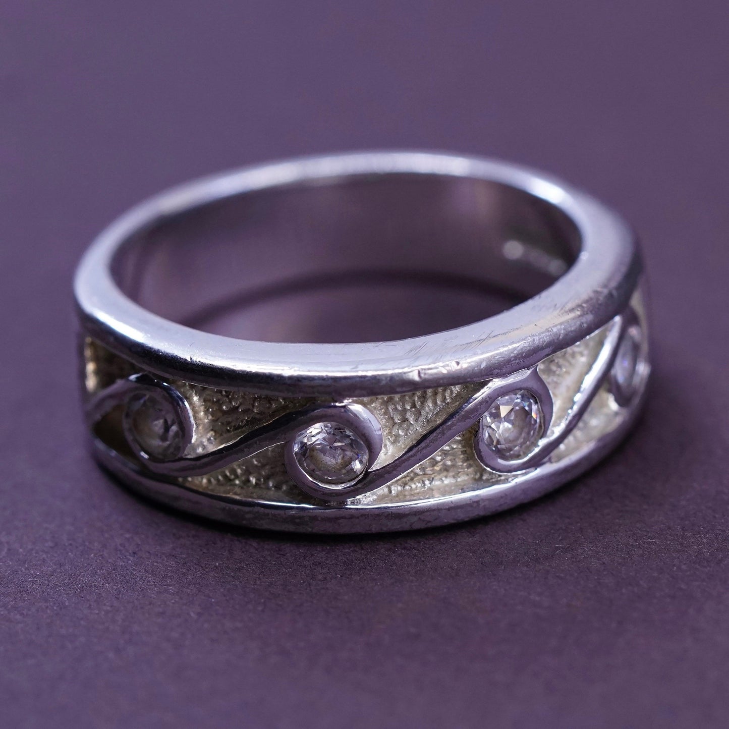 Size 9, vtg handmade Sterling 925 silver ring with round cz and swirl embossed