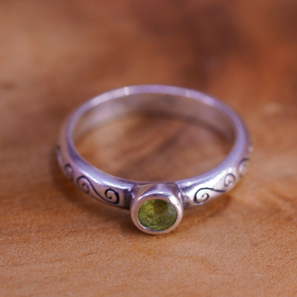 size 6, vintage Sterling 925 silver handmade ring, stackable band with peridot