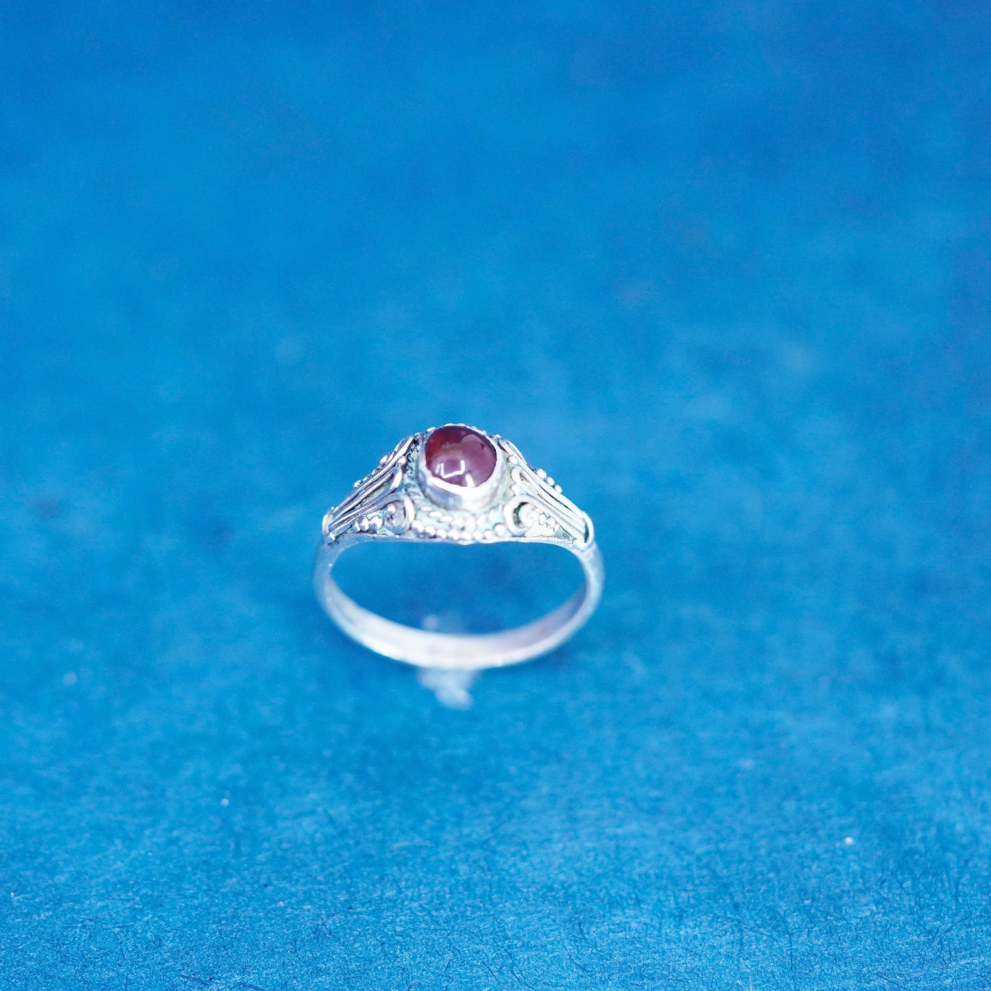 Size 6, vintage Sterling 925 silver handmade ring with garnet and cable around