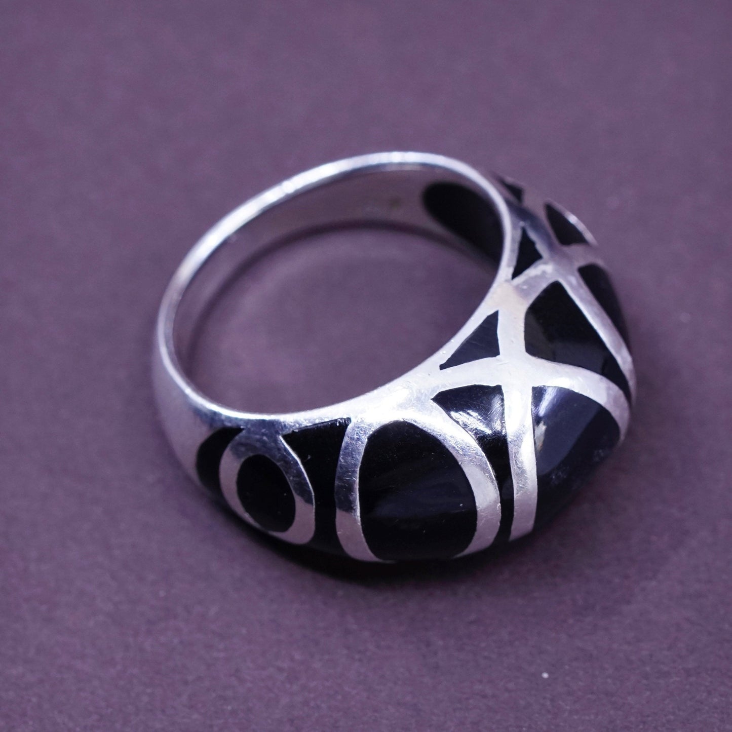 Size 8.25, vtg sterling 925 silver handmade cocktail band ring w/ black enamel