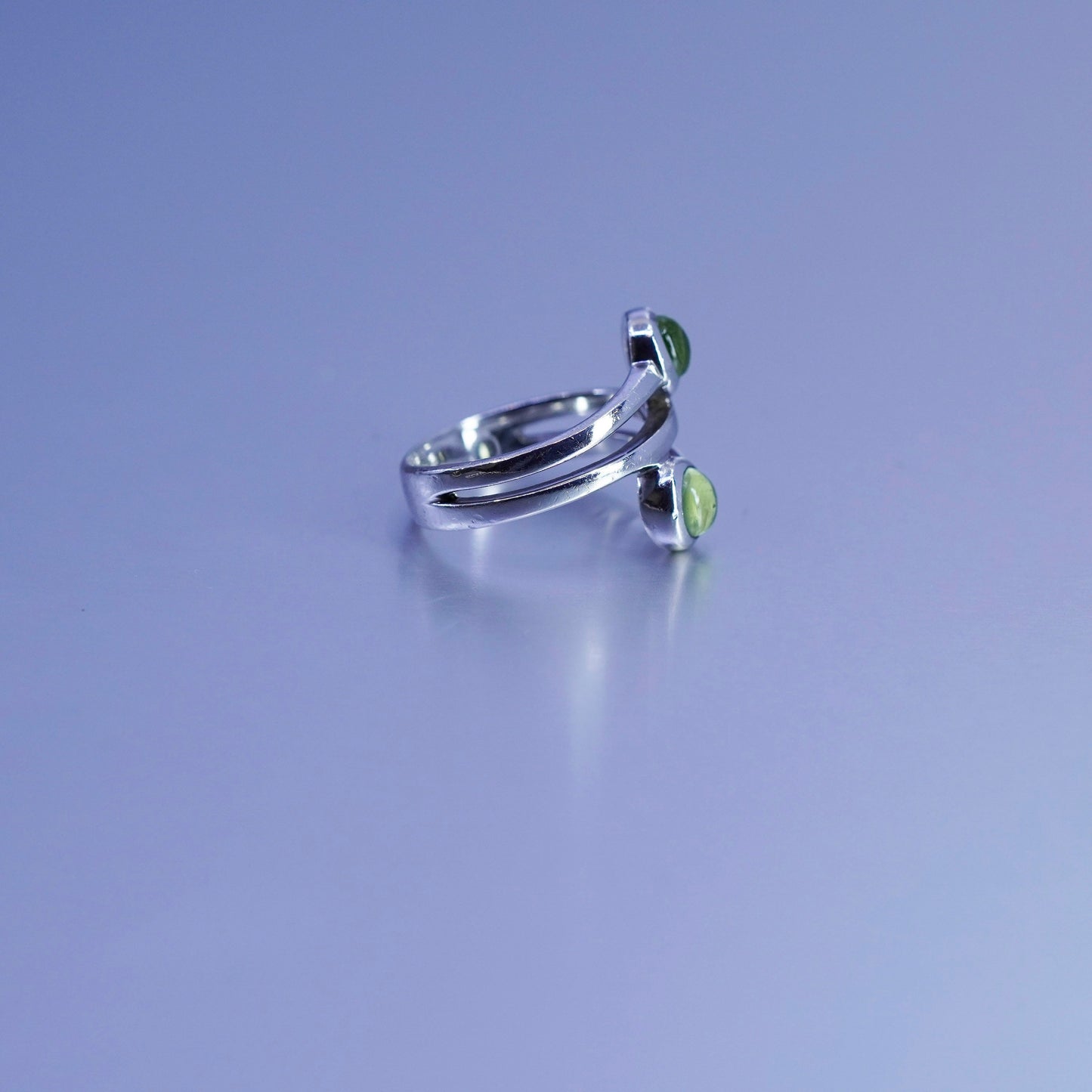 Size 8, vintage Sterling 925 silver handmade wrap ring with peridot