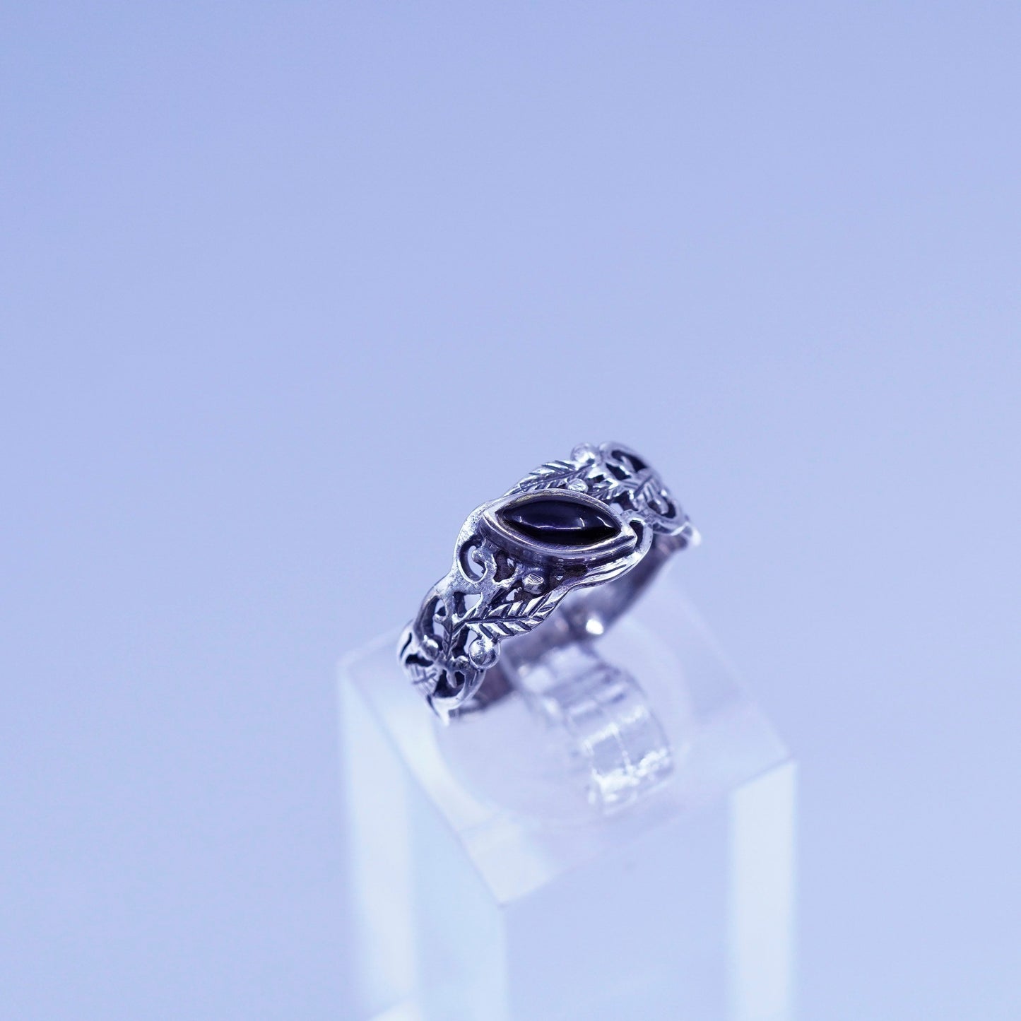 Size 5.75, vintage bali Sterling 925 silver handmade ring with onyx and leaf
