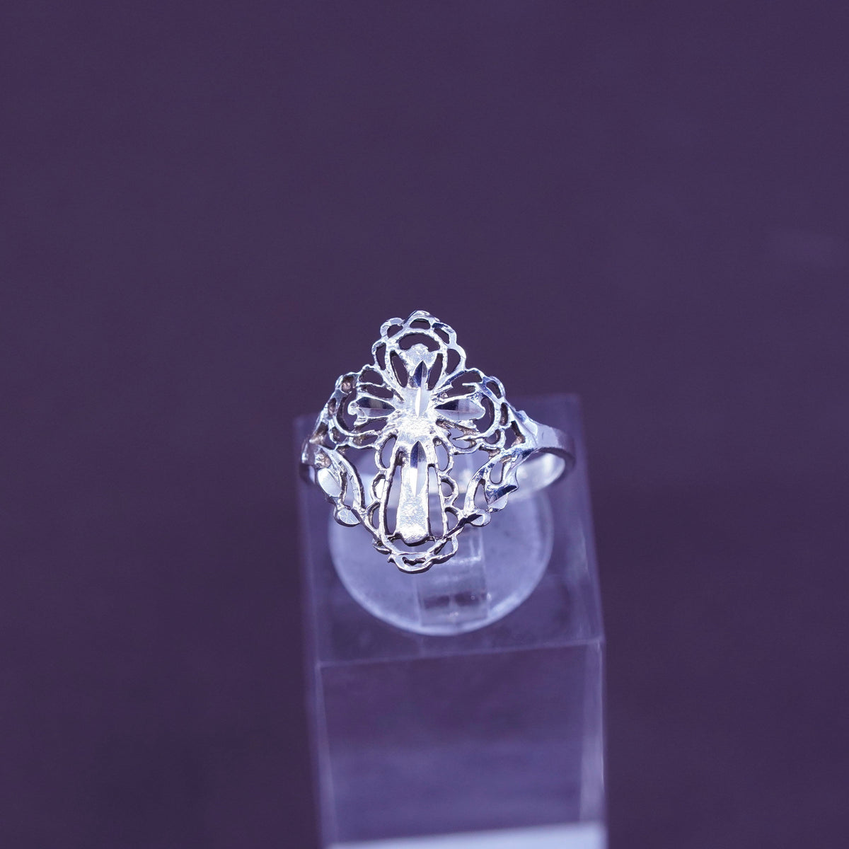 Size 5.5, 1.5g, vintage solid 14K white gold handmade filigree cross ring band