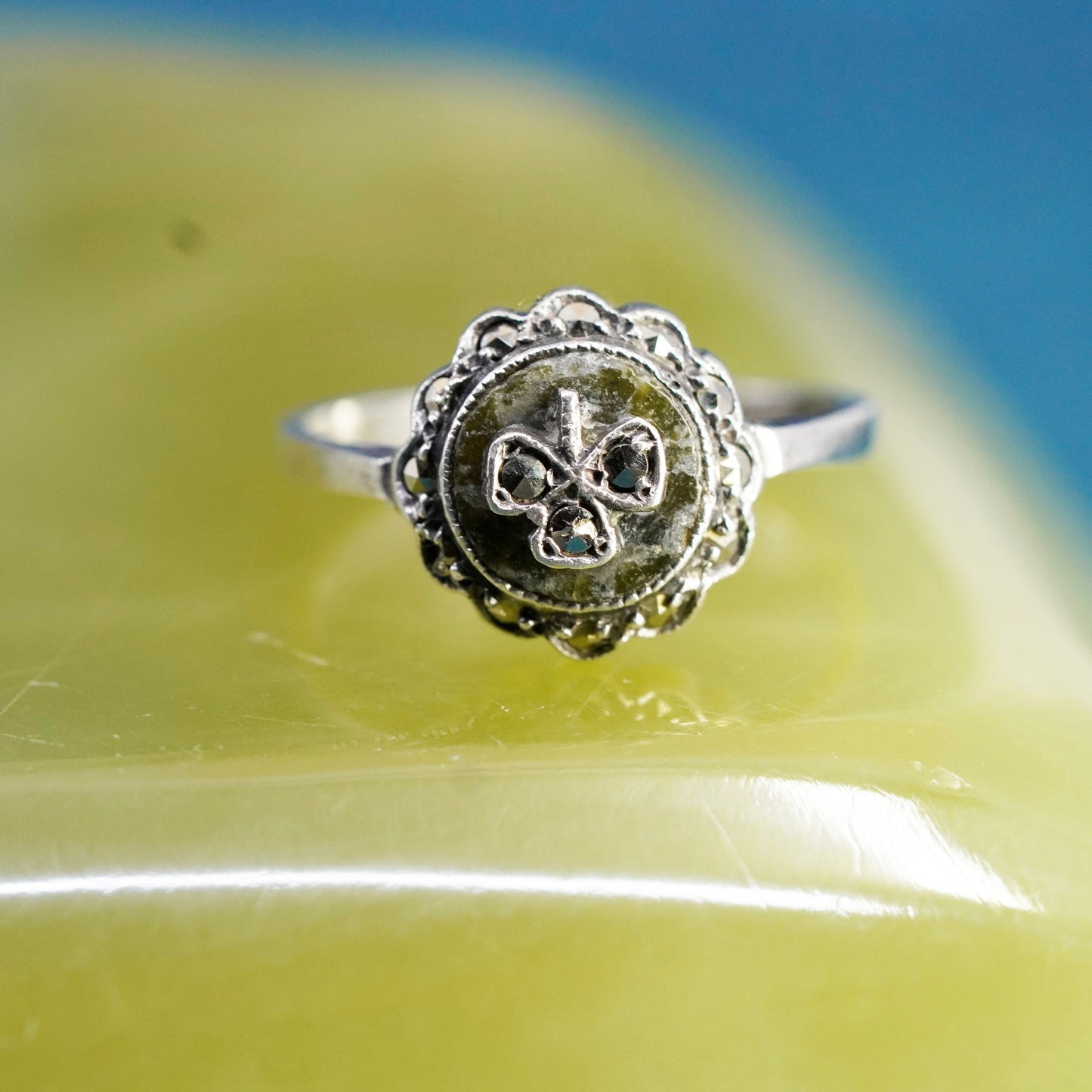 Size 8.25, VTG Sterling 925 silver clover ring with connemara marble marcasite