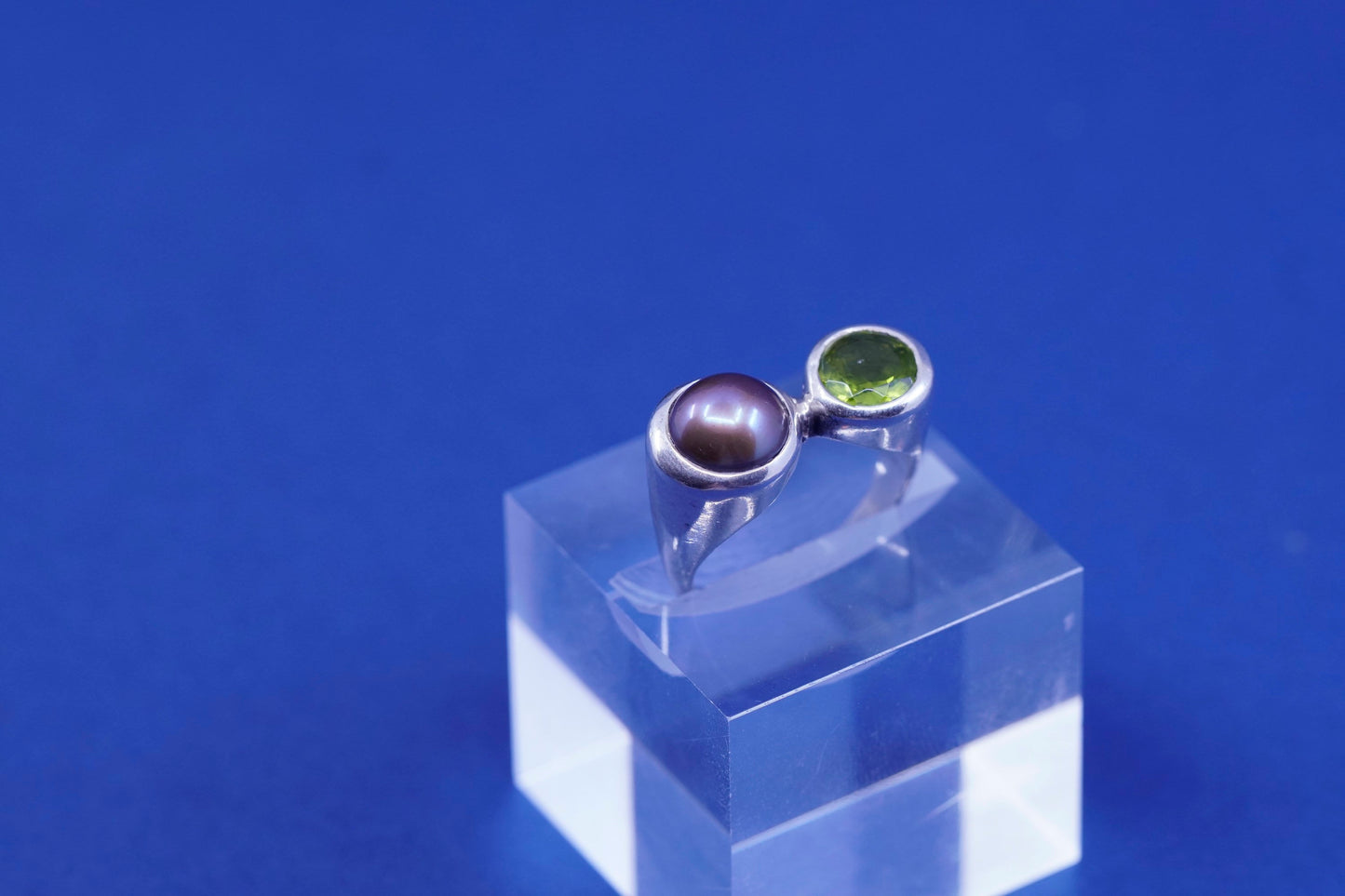 Size 7.5, vtg sterling silver handmade ring, 925 band with pearl and peridot