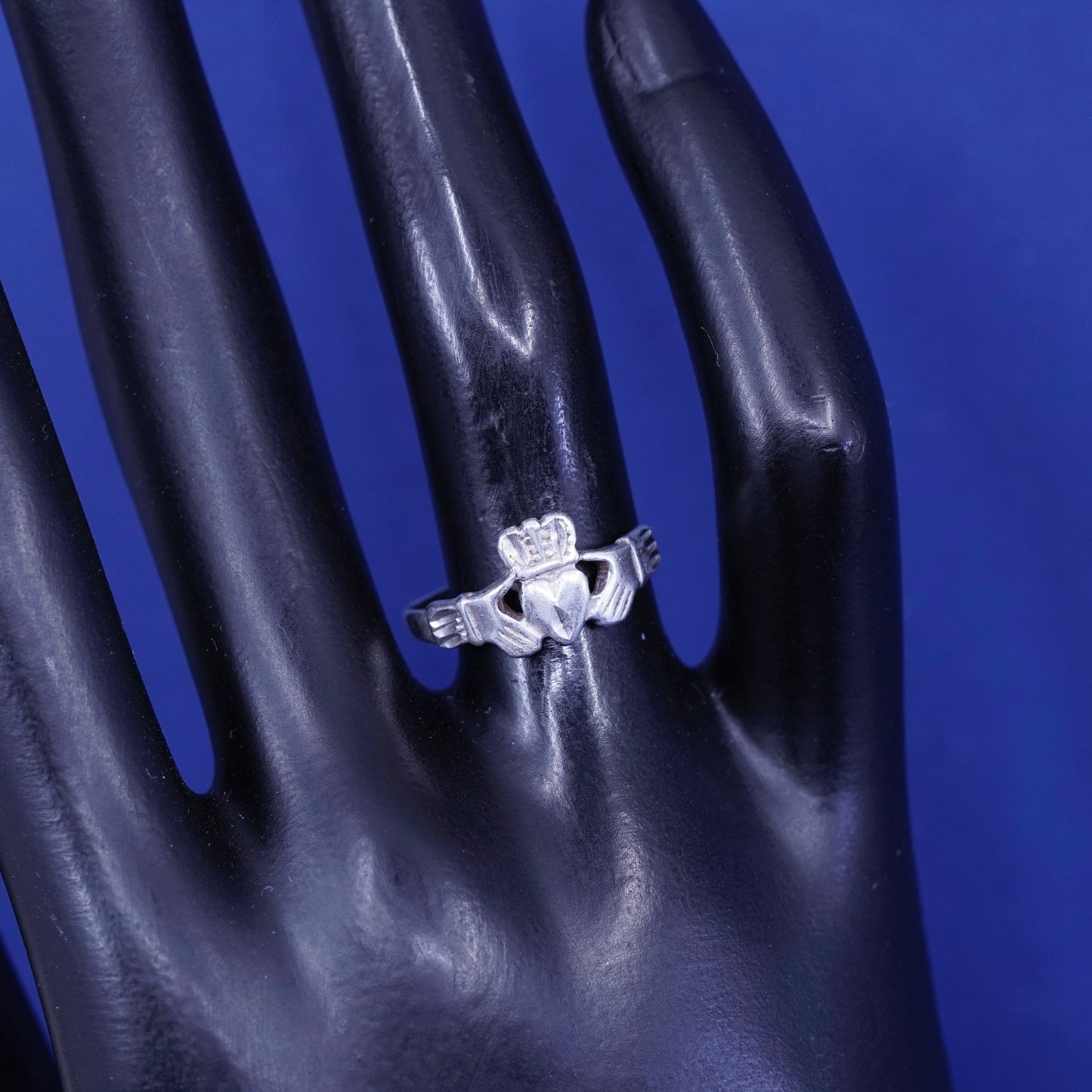 Size 6.5, Vintage sterling silver claddagh ring, holding heart 925 silver band