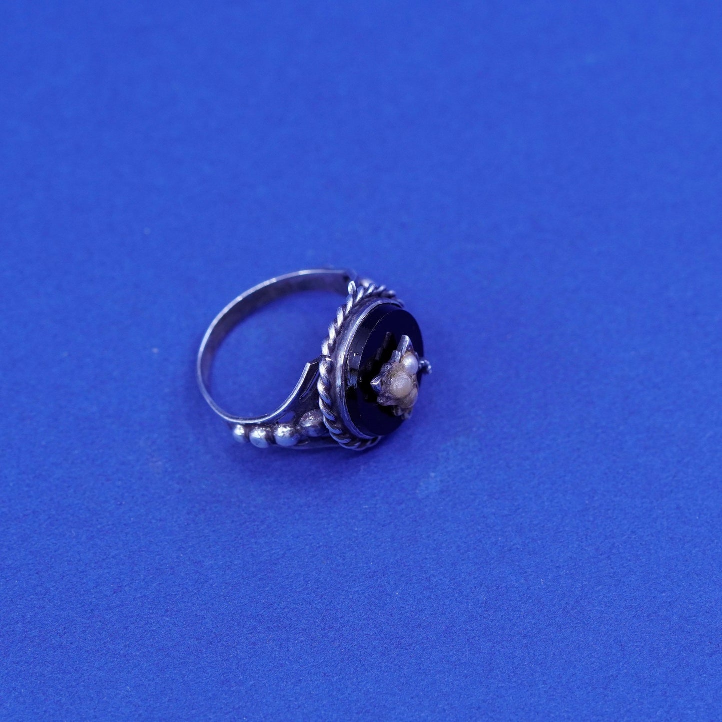 Size 7, vintage Sterling 925 silver handmade ring with onyx and cable around
