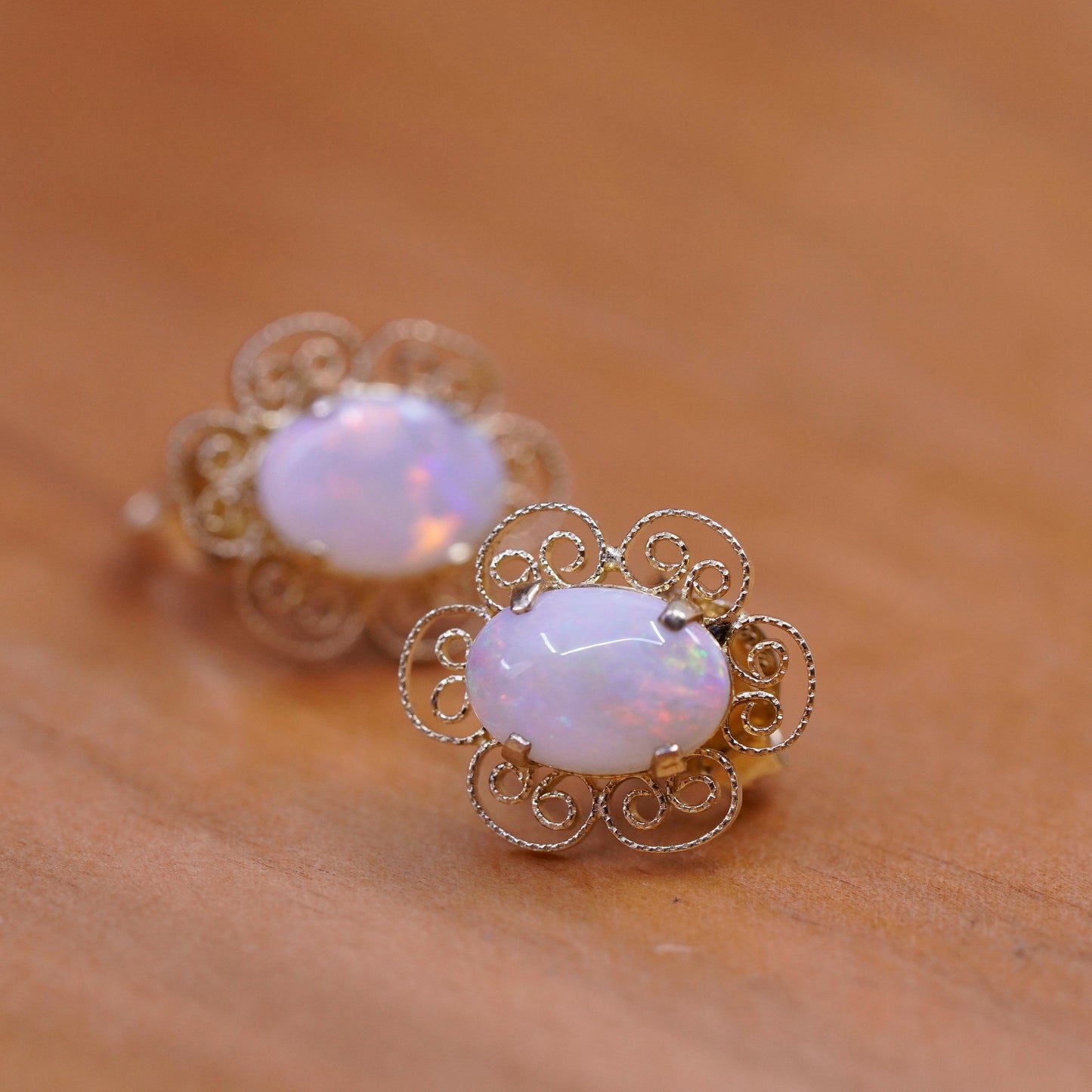 1g, filigree 14K yellow gold studs earrings with opal inlay