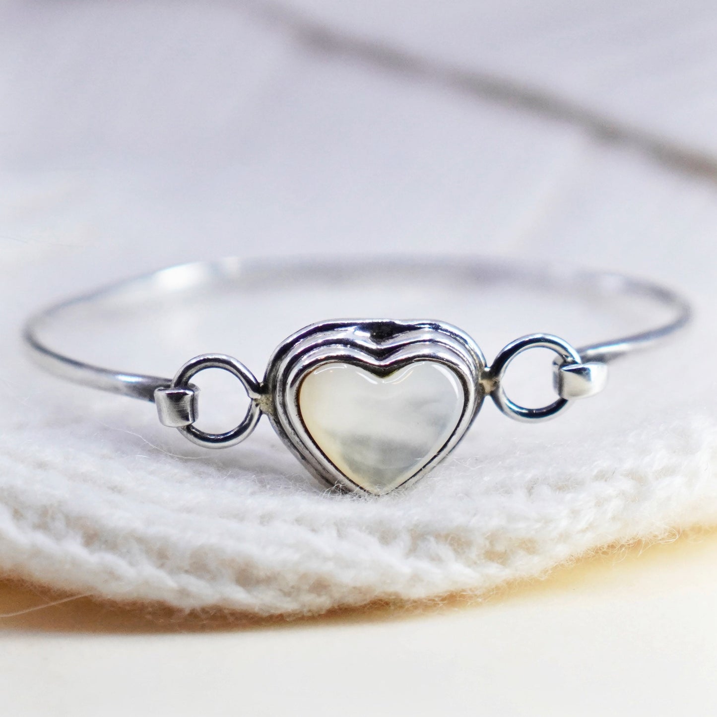 7”, Vintage sterling 925 silver hinged bangle bracelet with heart moonstone