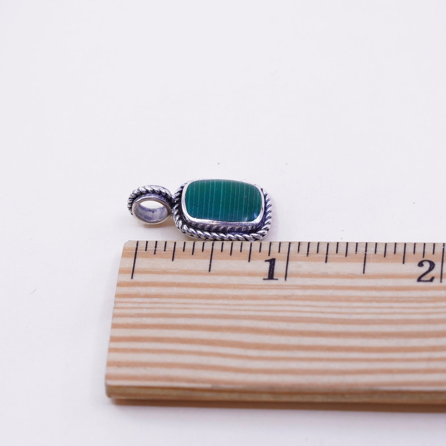 Vintage sterling 925 silver handmade pendant with Oval malachite and cable