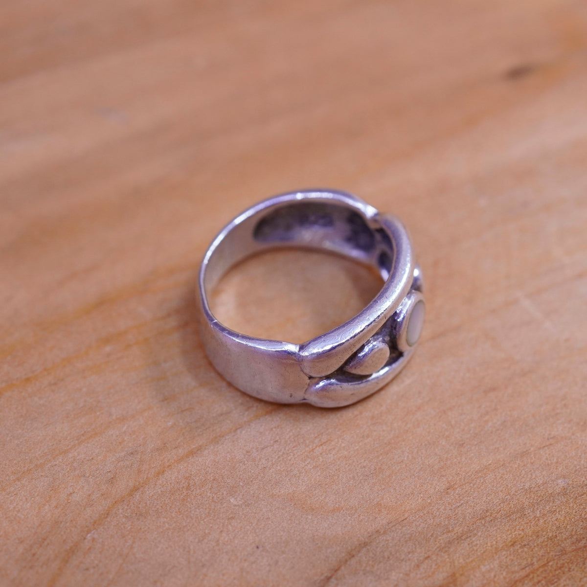 Size 5, vintage Sterling 925 silver handmade ring with mother of pearl and bead