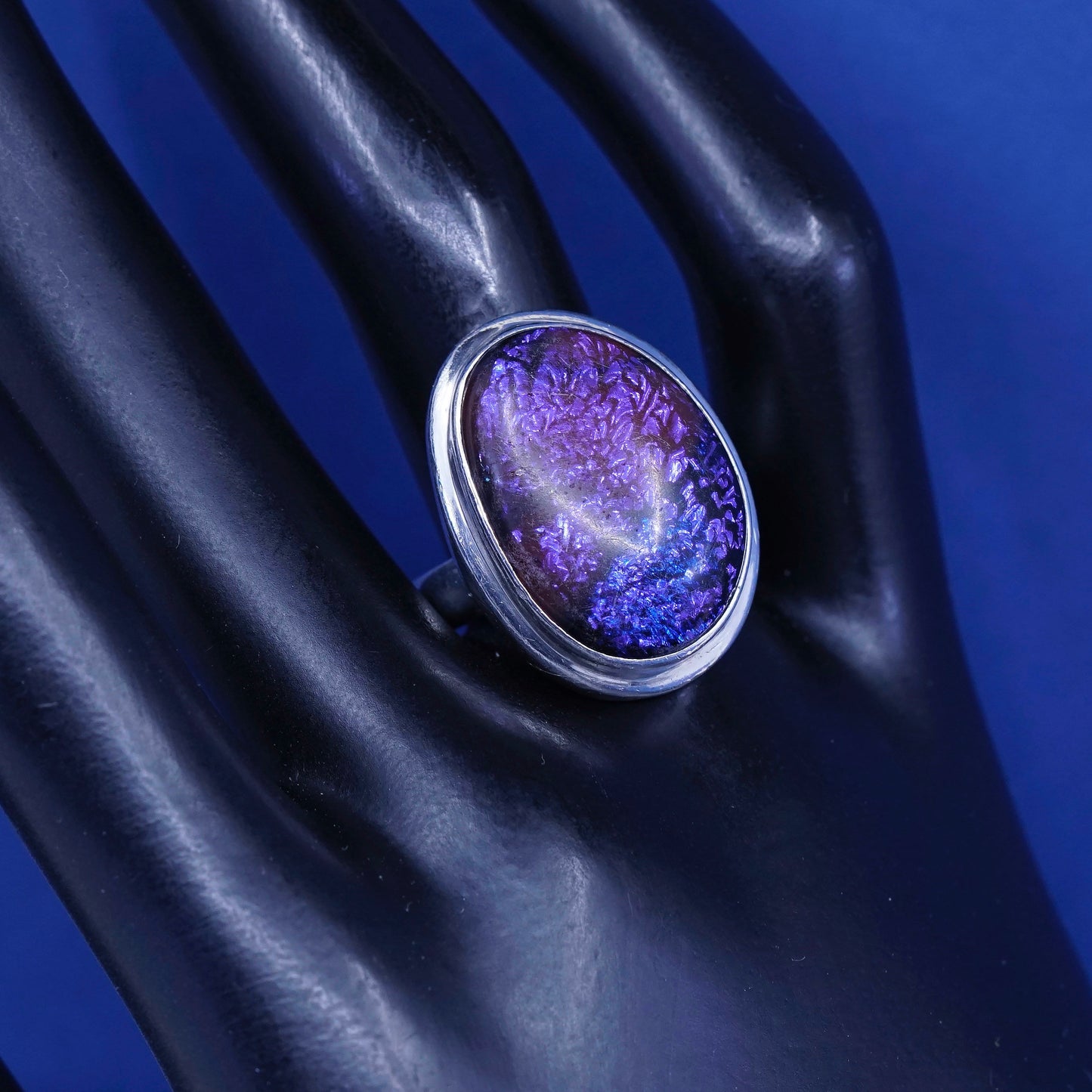 sz 7.75, vtg Sterling 925 silver handmade ring with purple dragon foiled glass