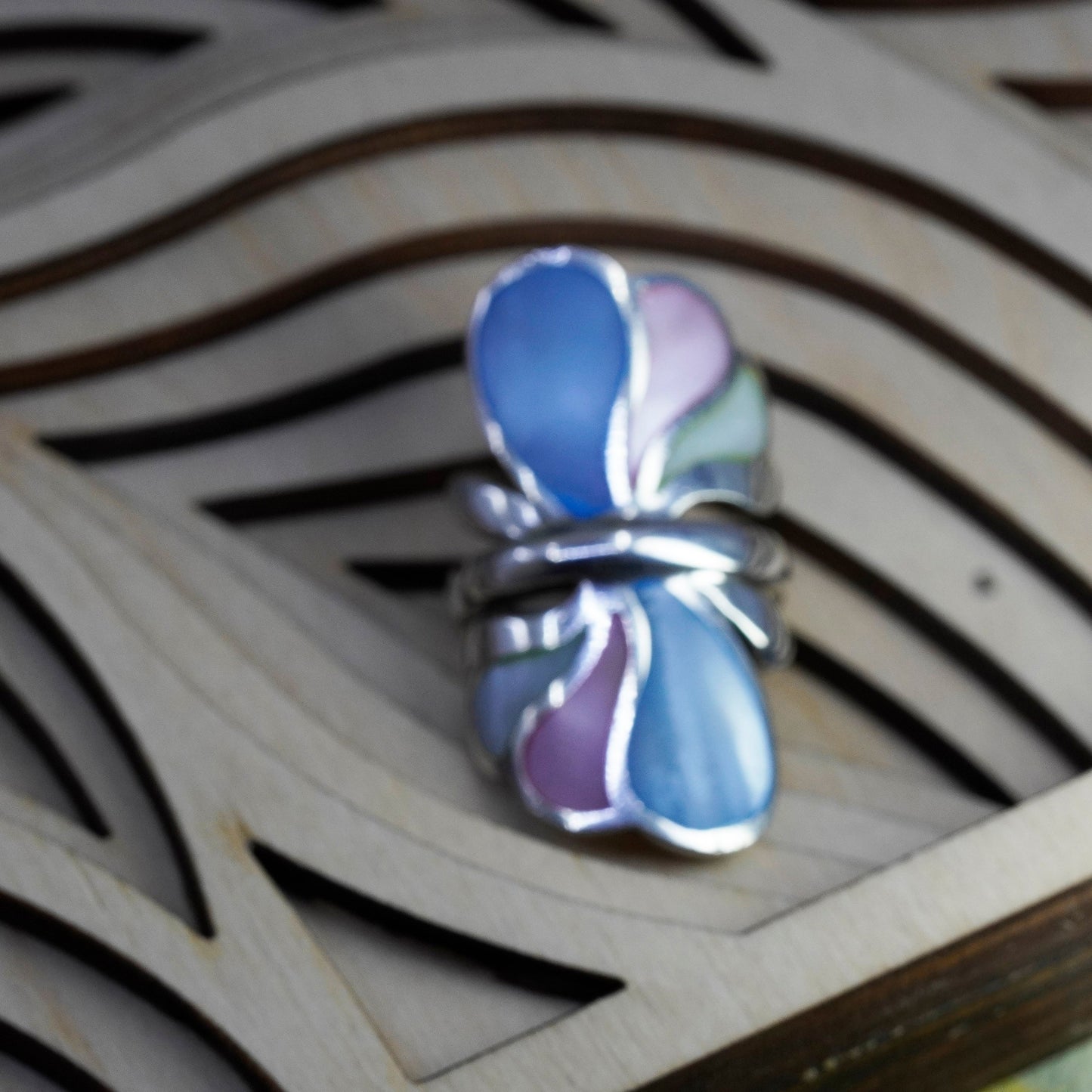 Size 8, vintage Sterling 925 silver ring with pink and blue mother of pearl