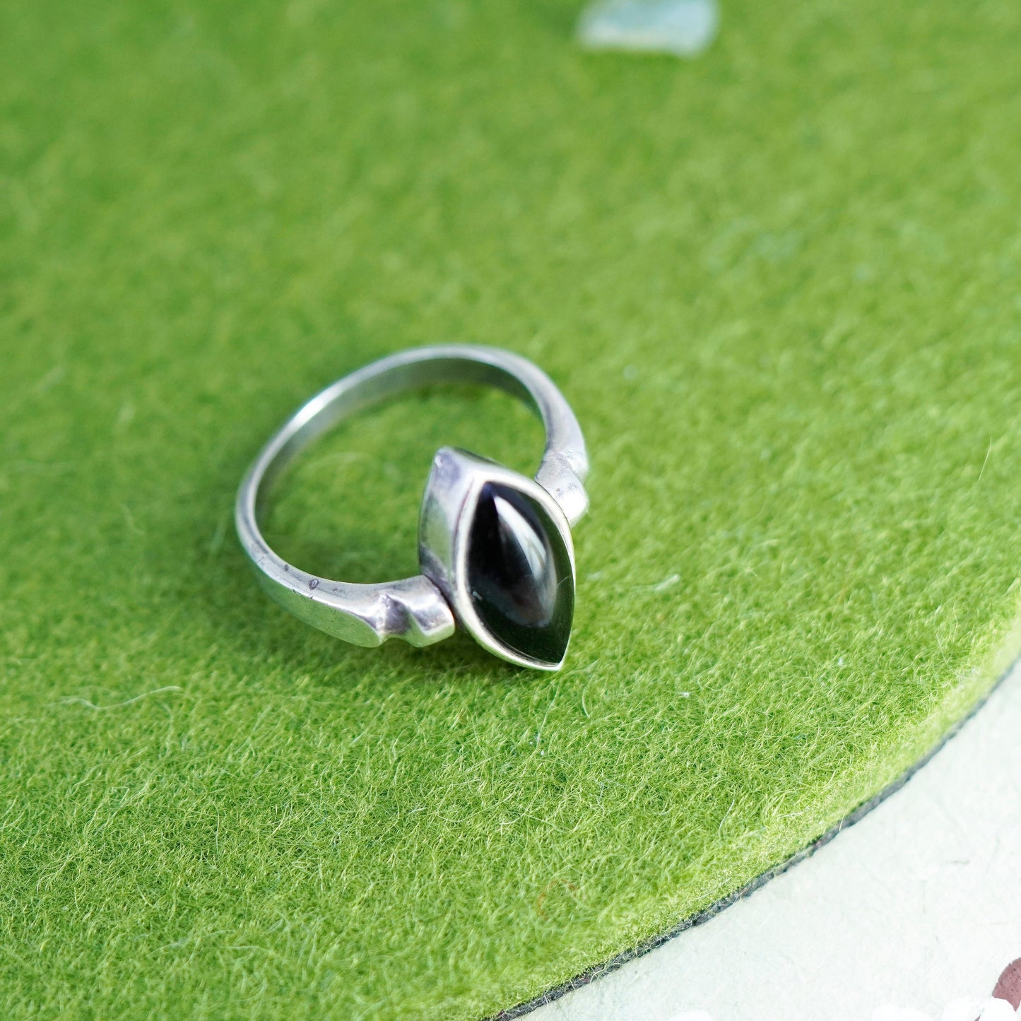 Size 8, vintage 925 sterling silver spinner ring, band with black onyx