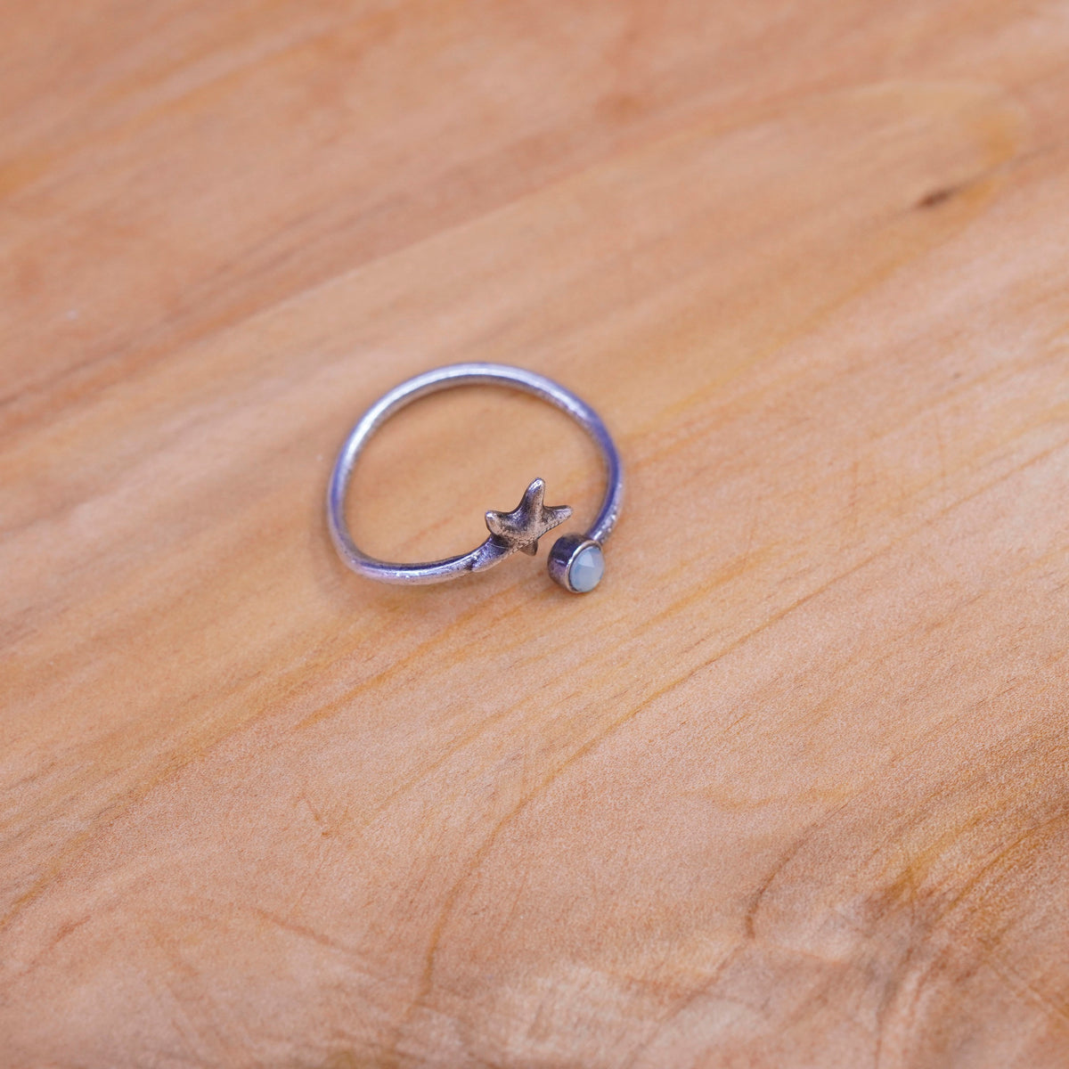 vintage Sterling silver starfish star ring, 925 wrap band with green Crystal