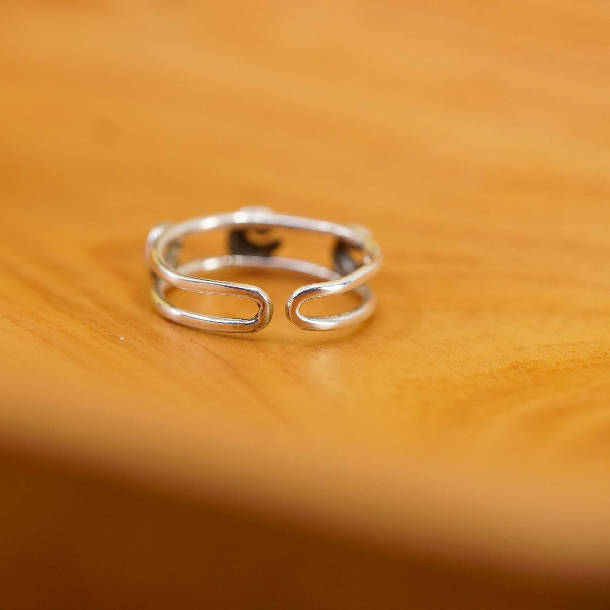 Size 4.5, vintage Sterling silver prayer ring, 925 open band w/ dolphin ball