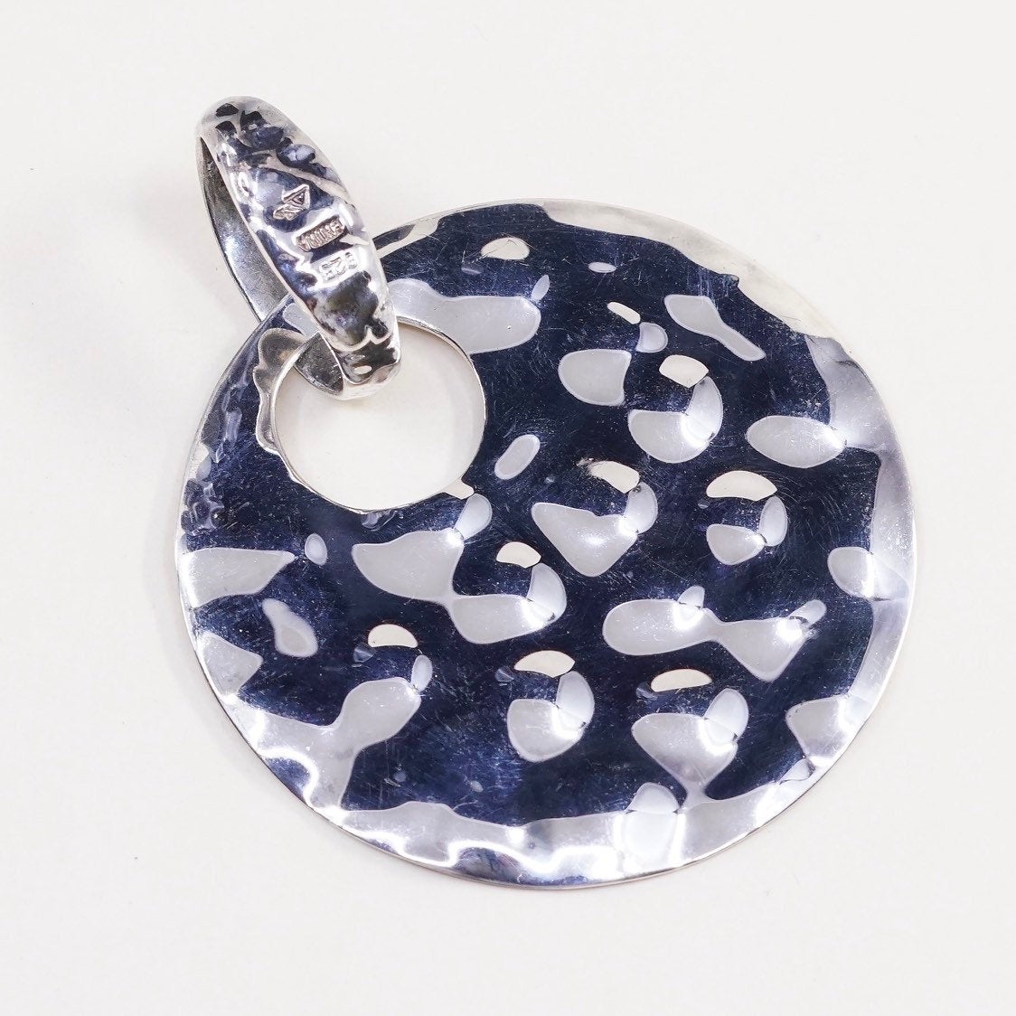 VTG RLM Robert Lee Morris Studio handmade pendant, 925 round hammered dangle