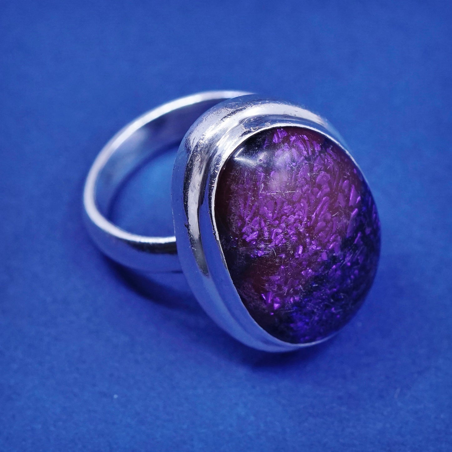 sz 7.75, vtg Sterling 925 silver handmade ring with purple dragon foiled glass