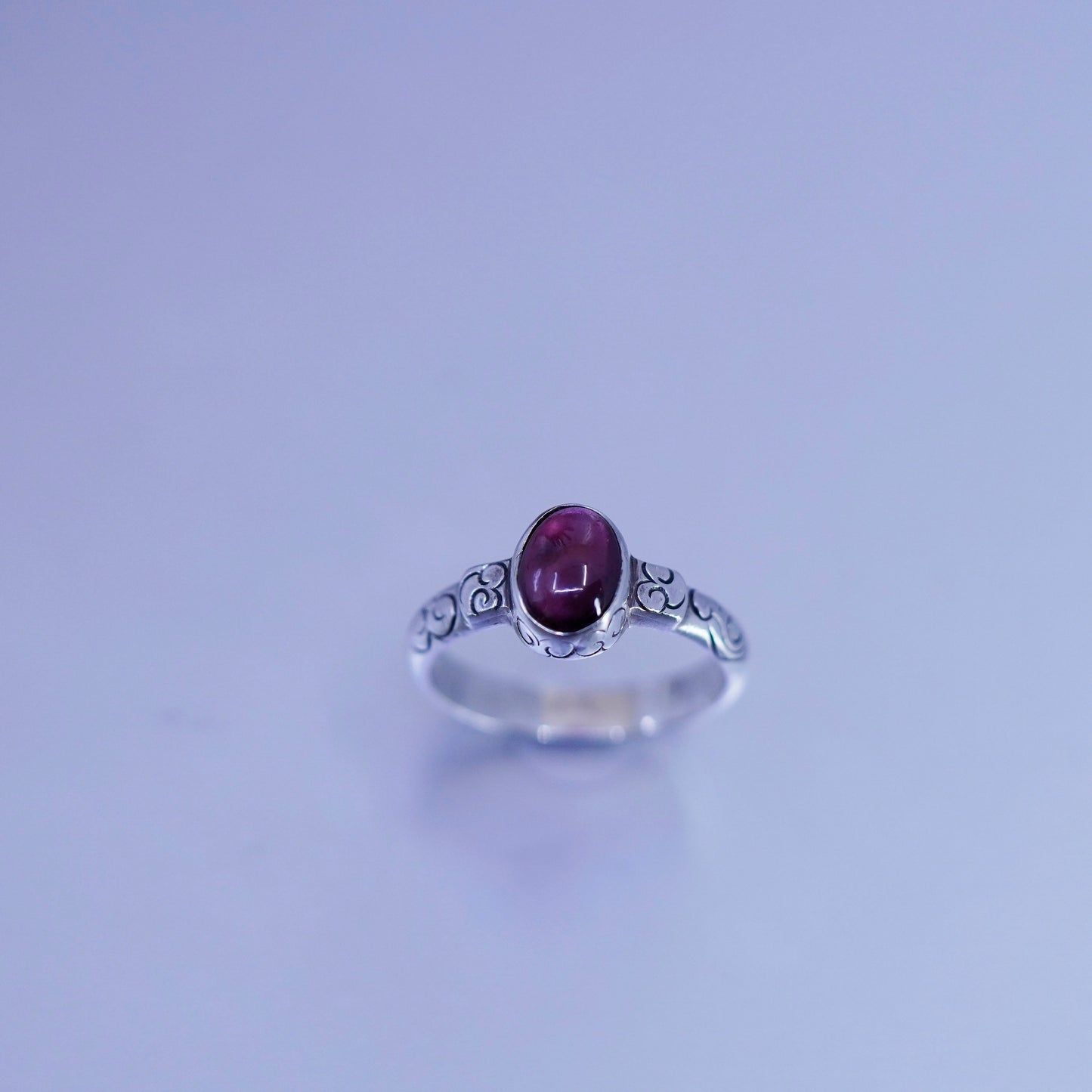 Size 7.75, vintage Sterling 925 silver handmade band ring with garnet