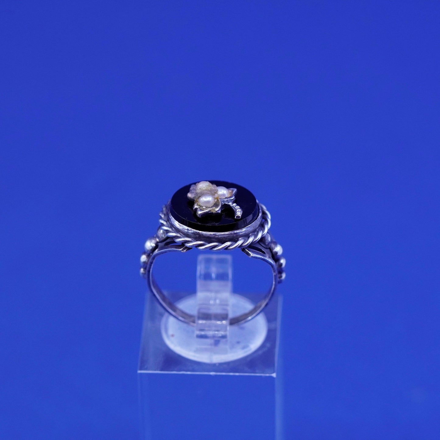 Size 7, vintage Sterling 925 silver handmade ring with onyx and cable around
