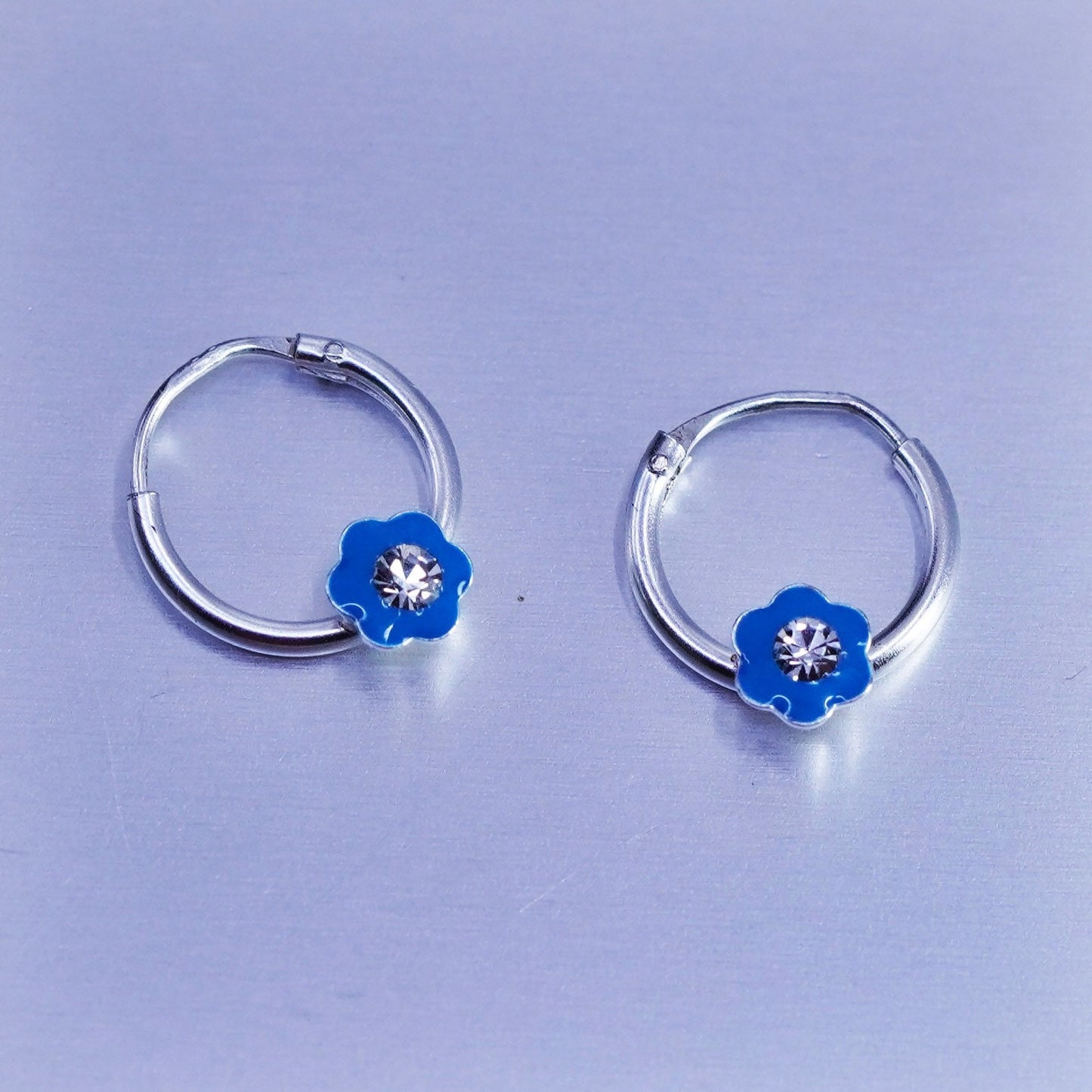 0.5”, vtg Sterling silver handmade earrings, 925 hoops w/ enamel blue flower