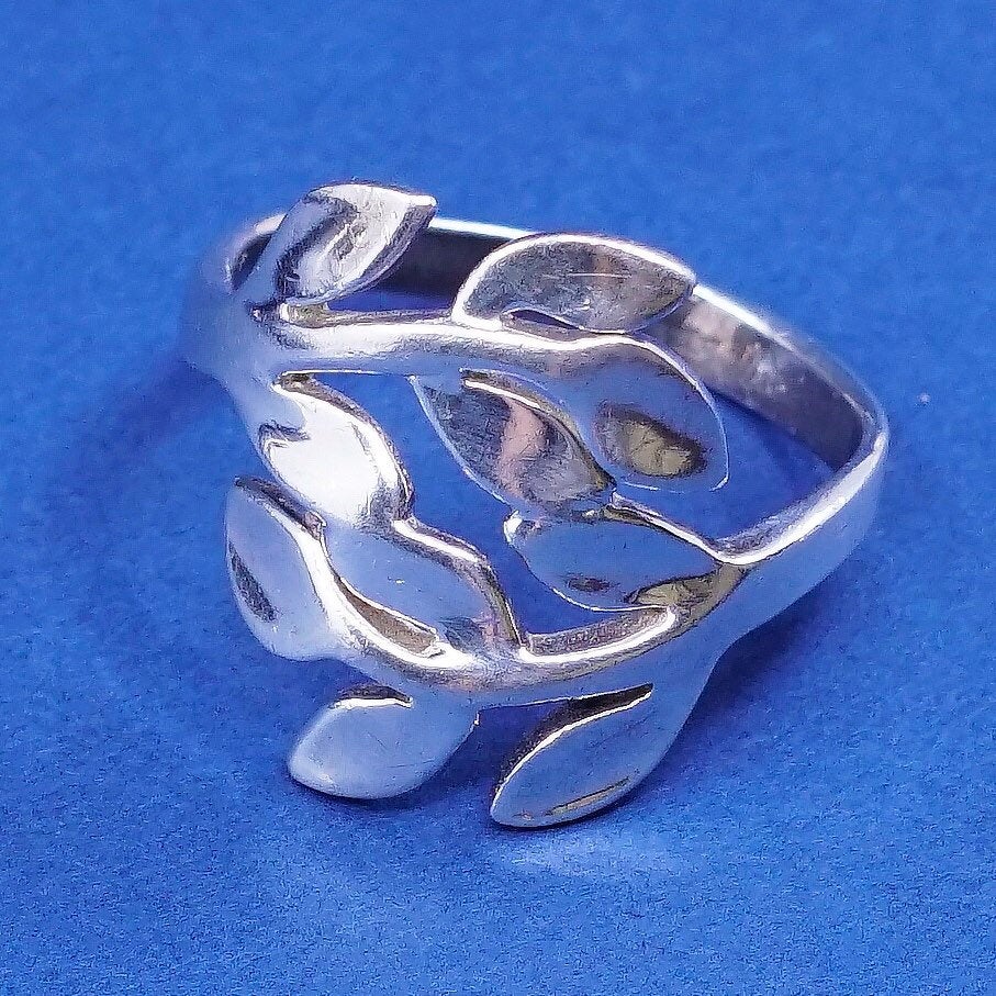 Size 8, vtg Sterling silver handmade ring, 925 band w/ leaves