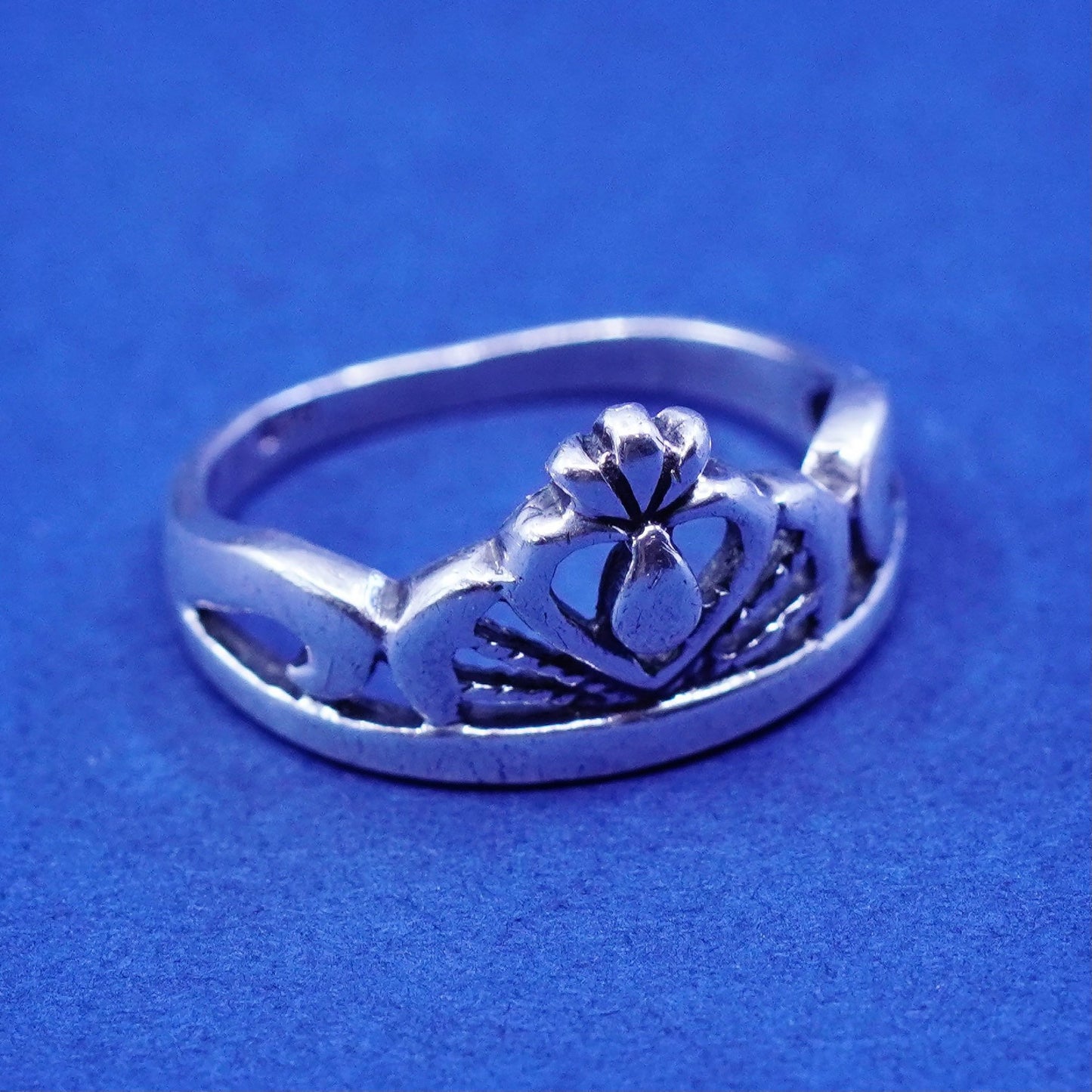 Size 5.5, vtg sterling silver claddagh ring, holding heart 925 filigree band