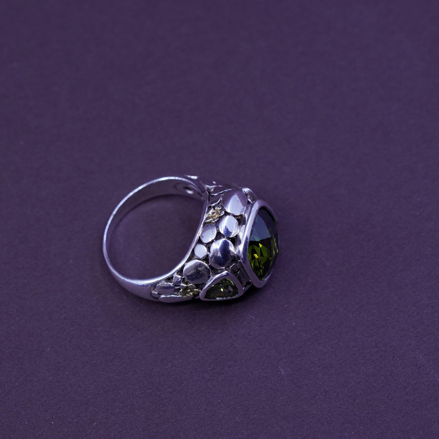 Size 6, vintage Sterling 925 silver handmade ring with square peridot N pebble