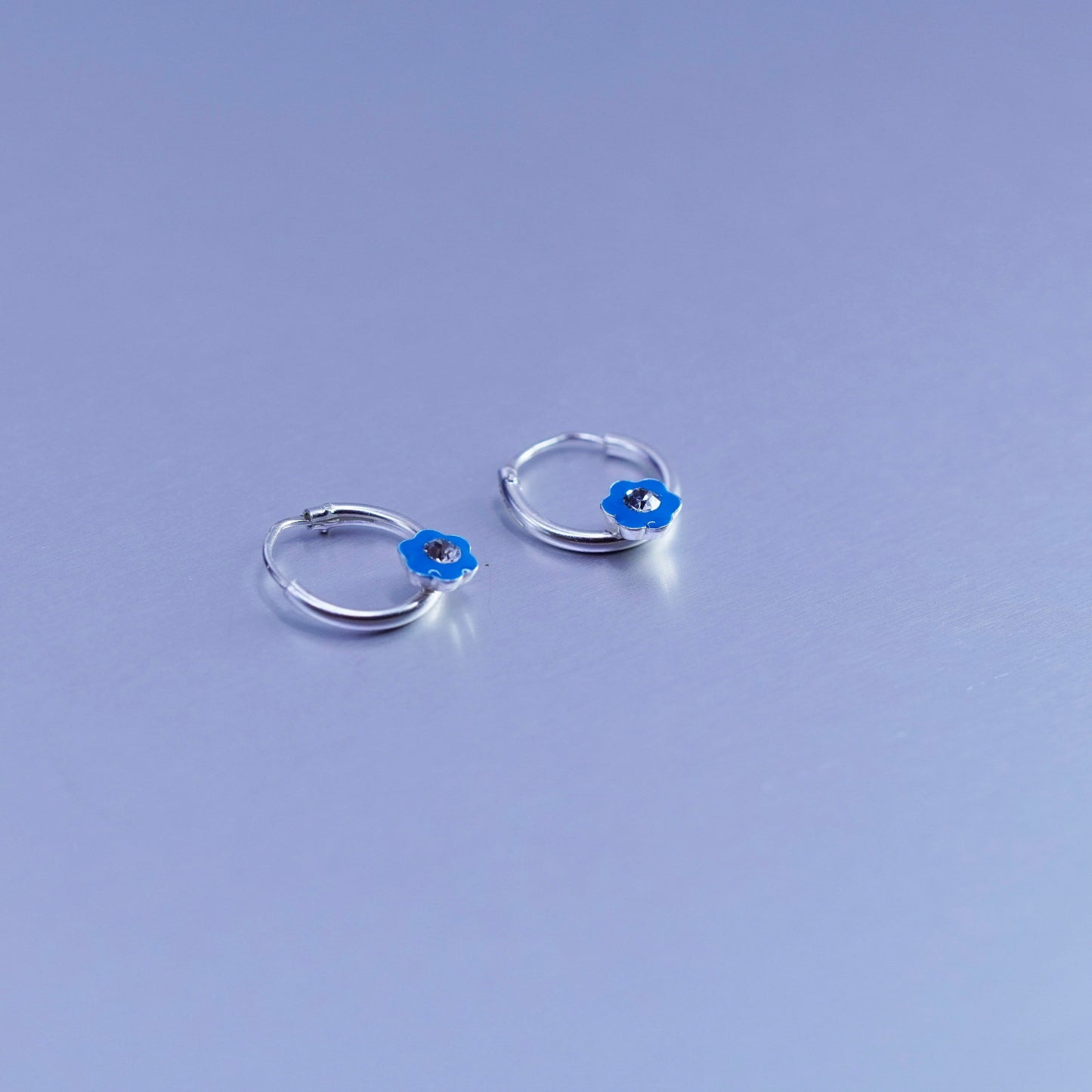 0.5”, vtg Sterling silver handmade earrings, 925 hoops w/ enamel blue flower