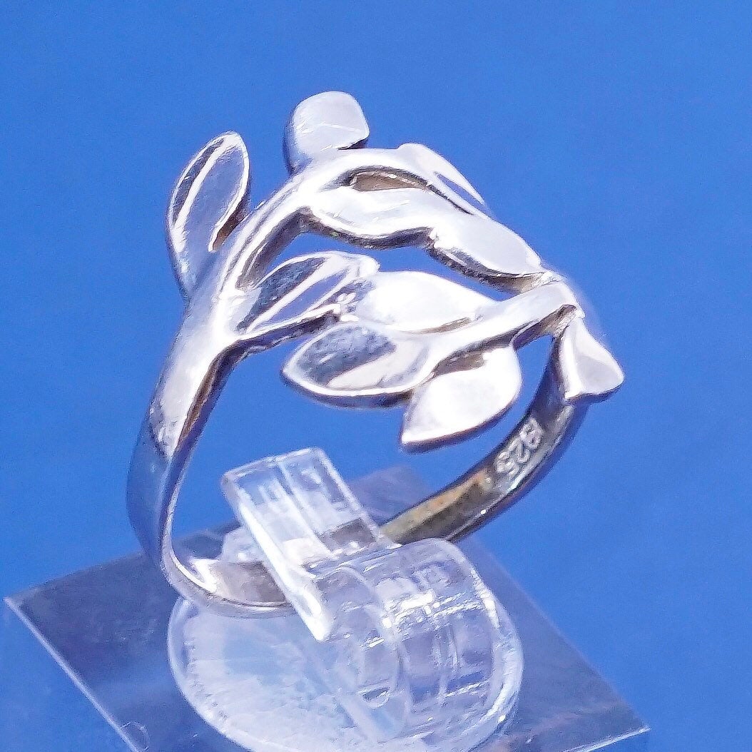 Size 8, vtg Sterling silver handmade ring, 925 band w/ leaves
