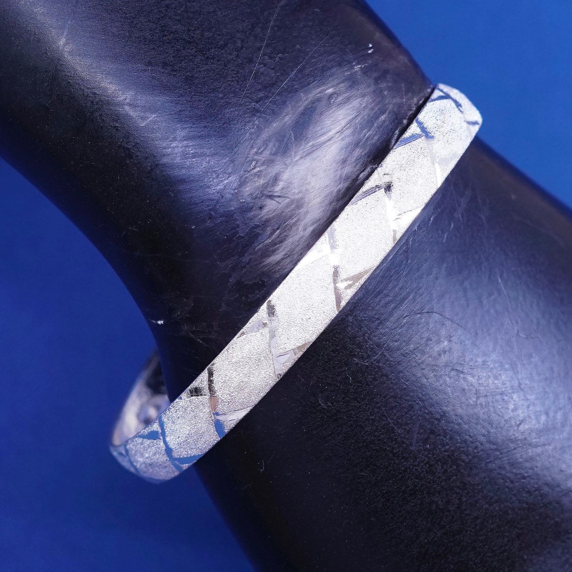 7.5", vtg sterling silver bracelet, 925 bangle w/ textured surface
