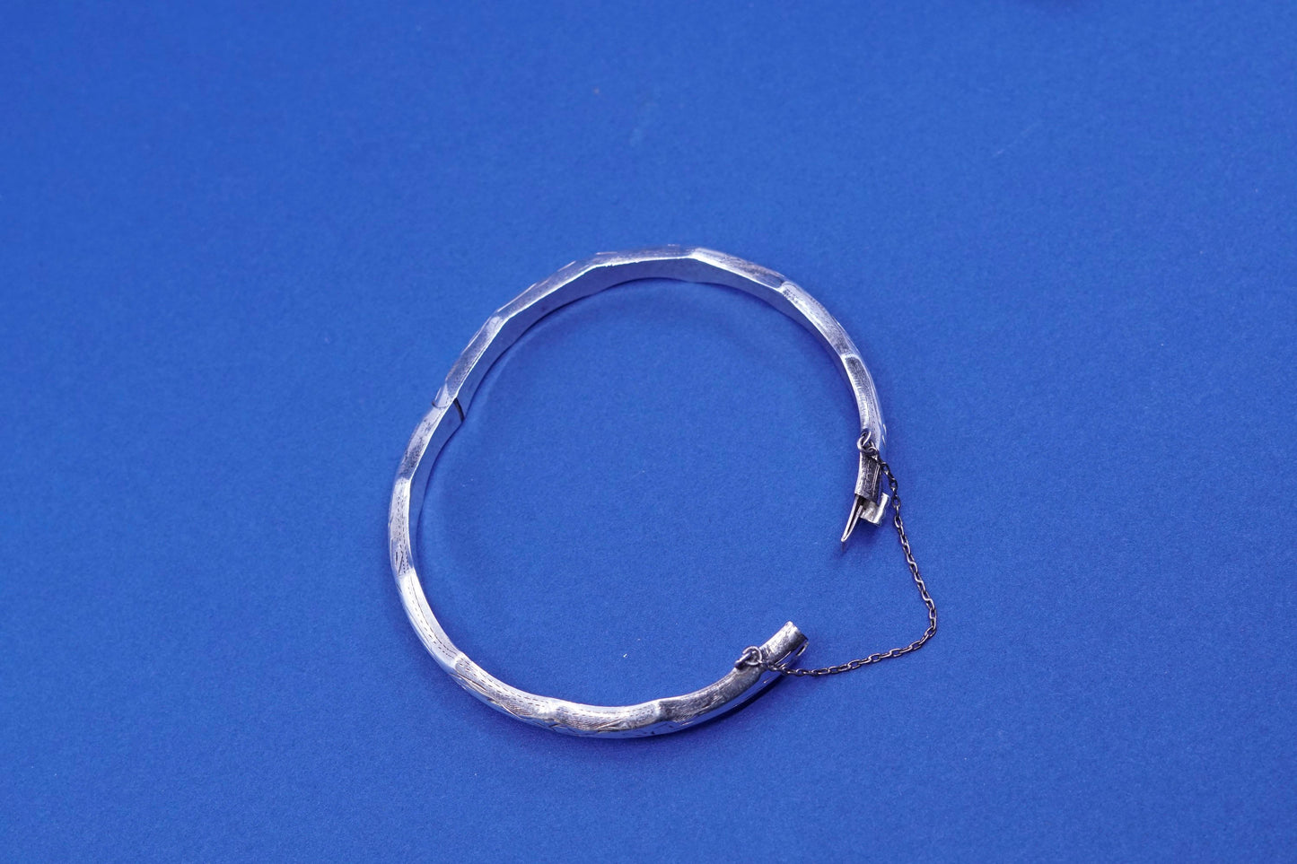 7”, vtg sterling silver handmade bracelet, 925 textured bangle w/ secure chain