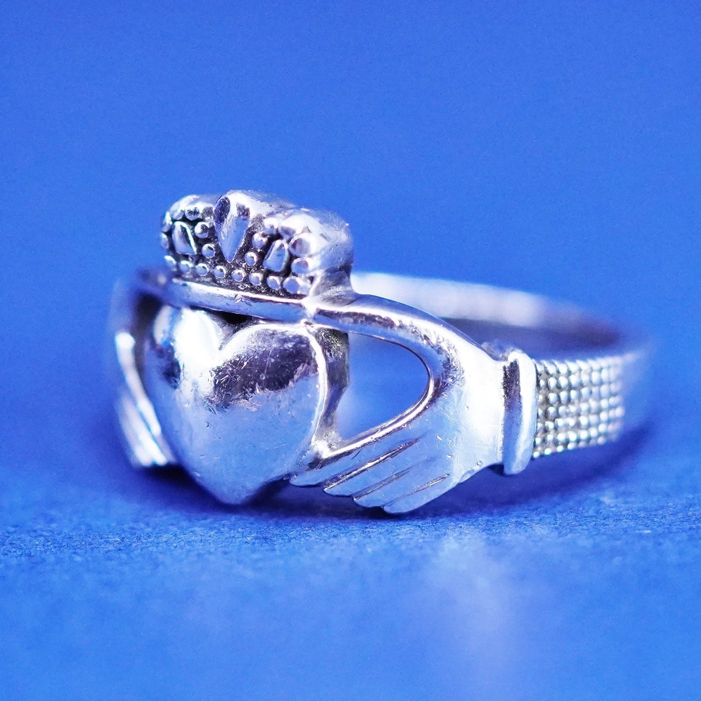 Size 5.5, Vintage sterling silver claddagh ring, holding heart 925 band
