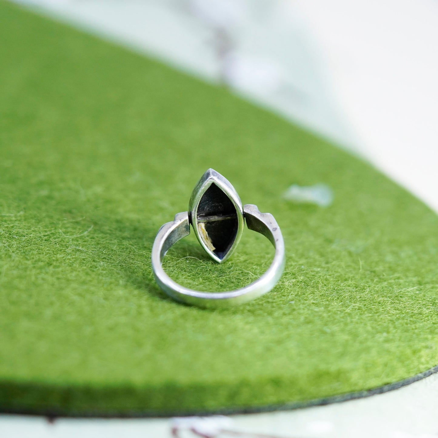 Size 8, vintage 925 sterling silver spinner ring, band with black onyx