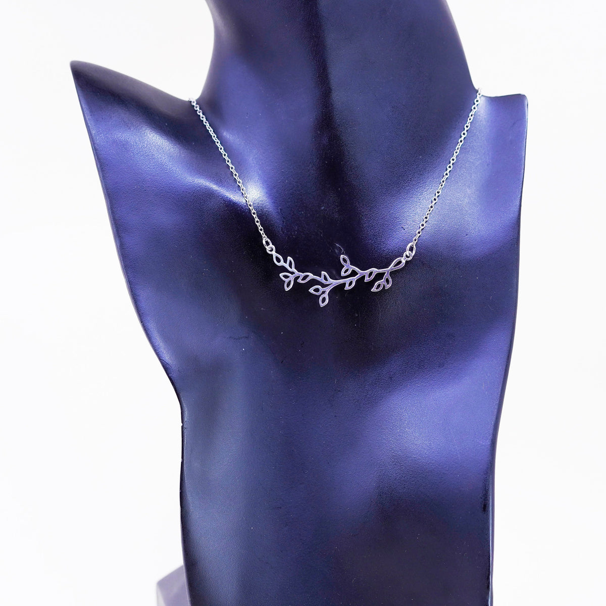 16”, Vintage sterling silver circle chain with leafy vine pendant