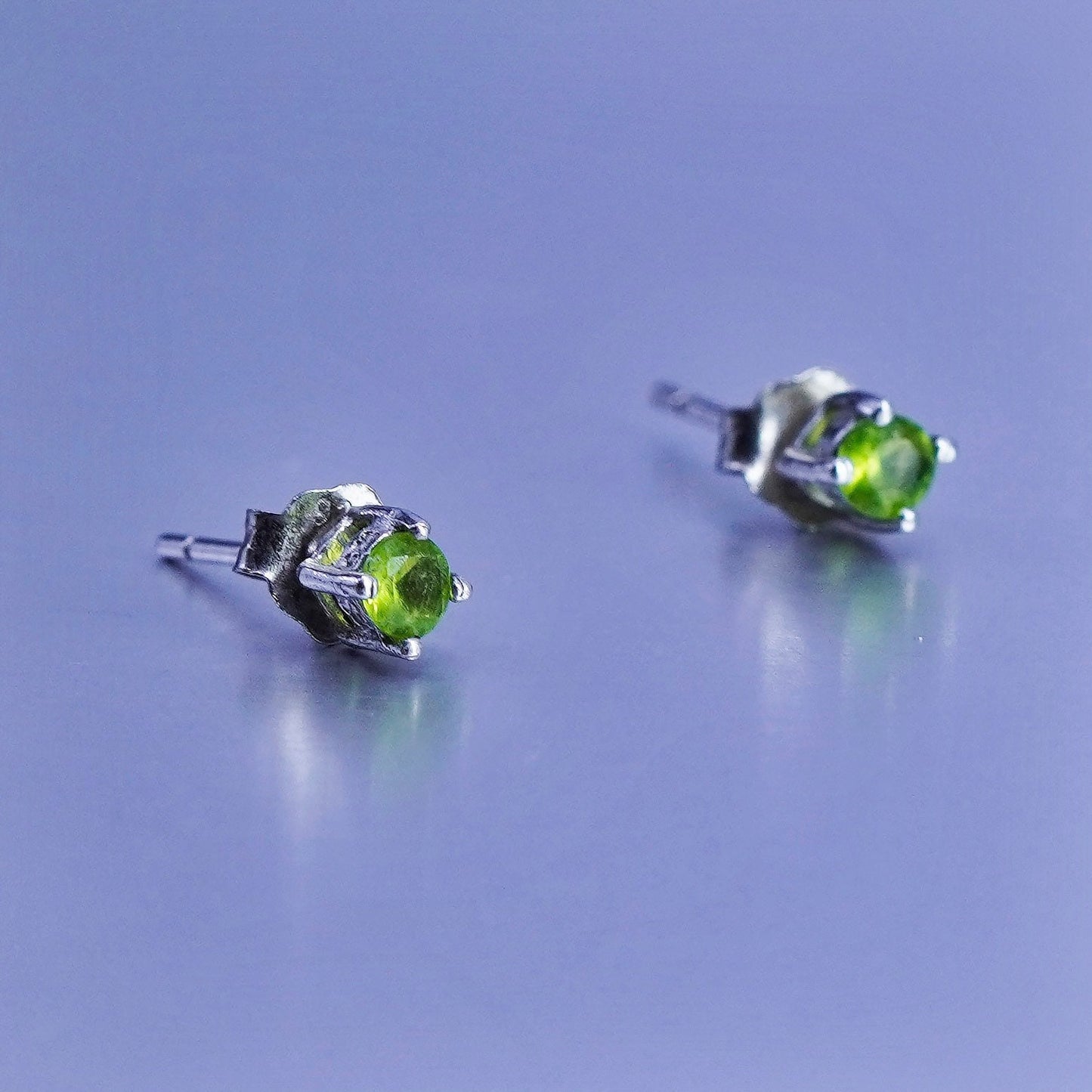 3mm, Vintage Sterling 925 silver earrings, studs with peridot inlay