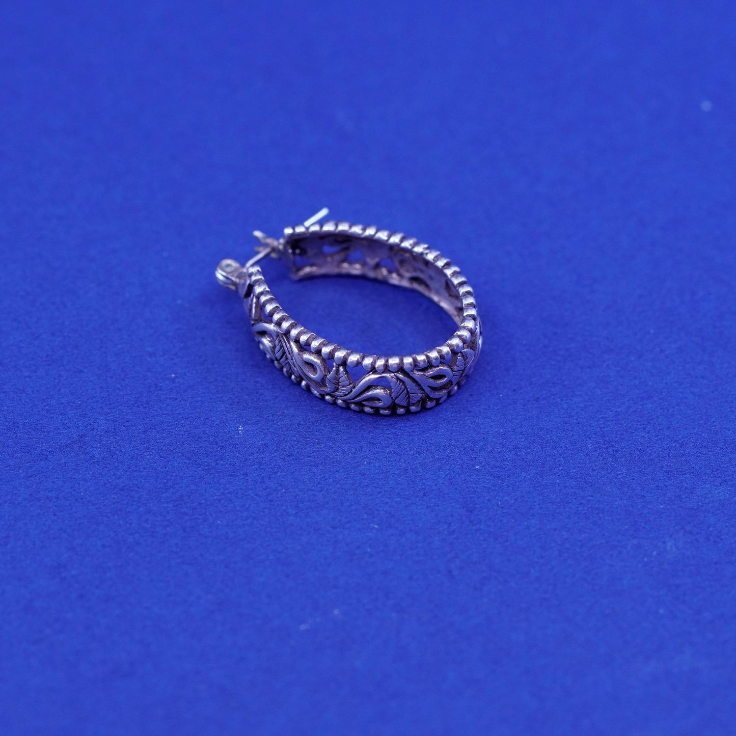 0.75”, vtg Sterling silver handmade earrings, 925 filigree leaves hoops Huggie