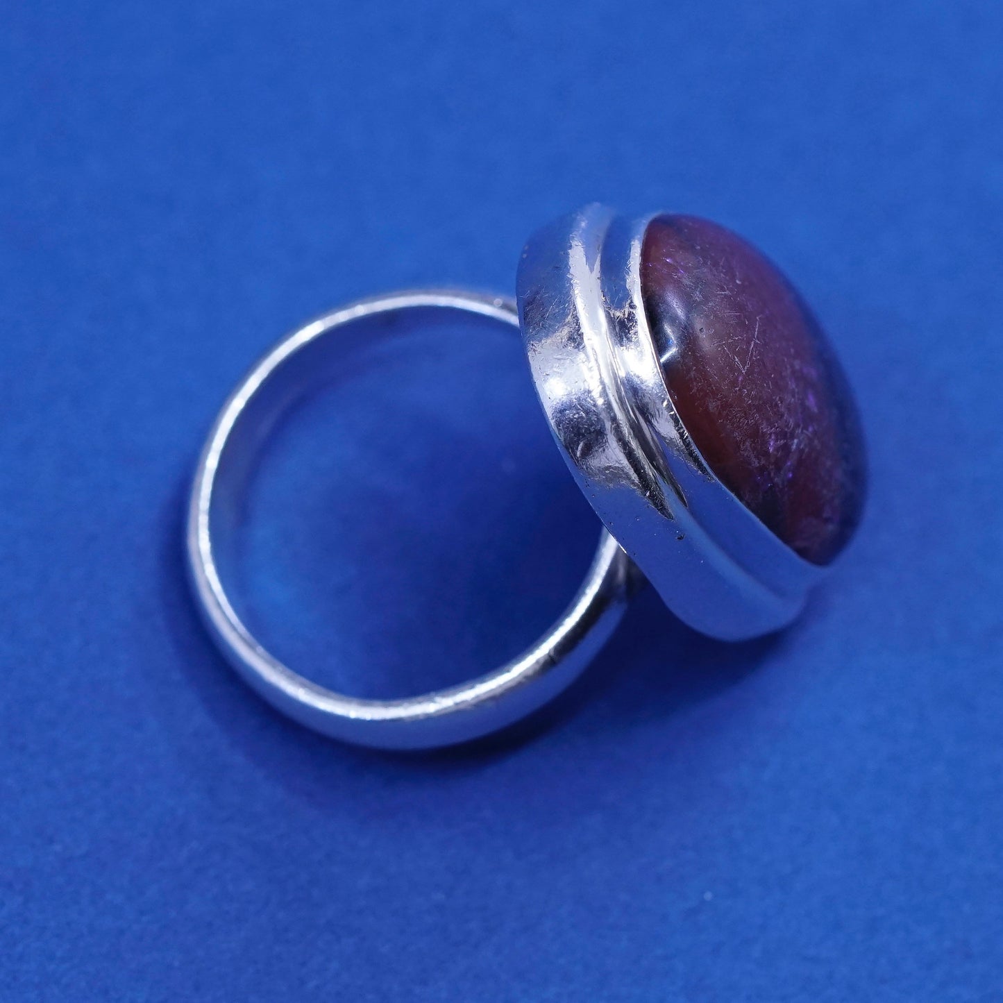 sz 7.75, vtg Sterling 925 silver handmade ring with purple dragon foiled glass