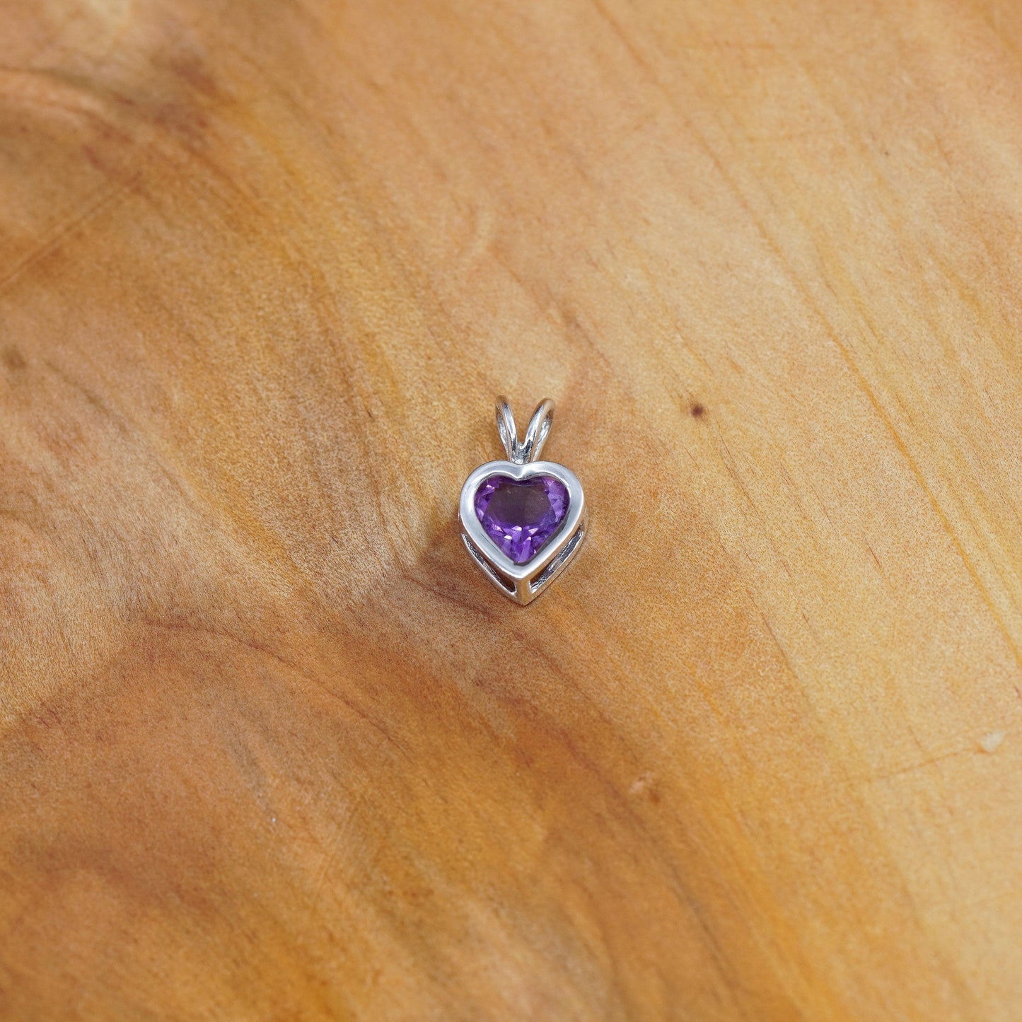 0.6g, Carla 14K white gold heart pendant with amethyst, stamped Carla 14K