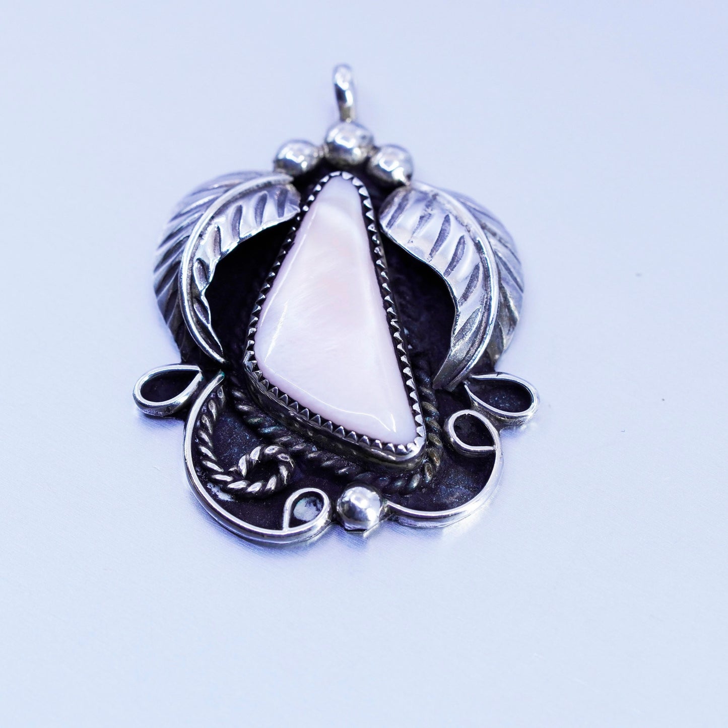 Native American sterling 925 silver handmade leafy pendant with mother of pearl