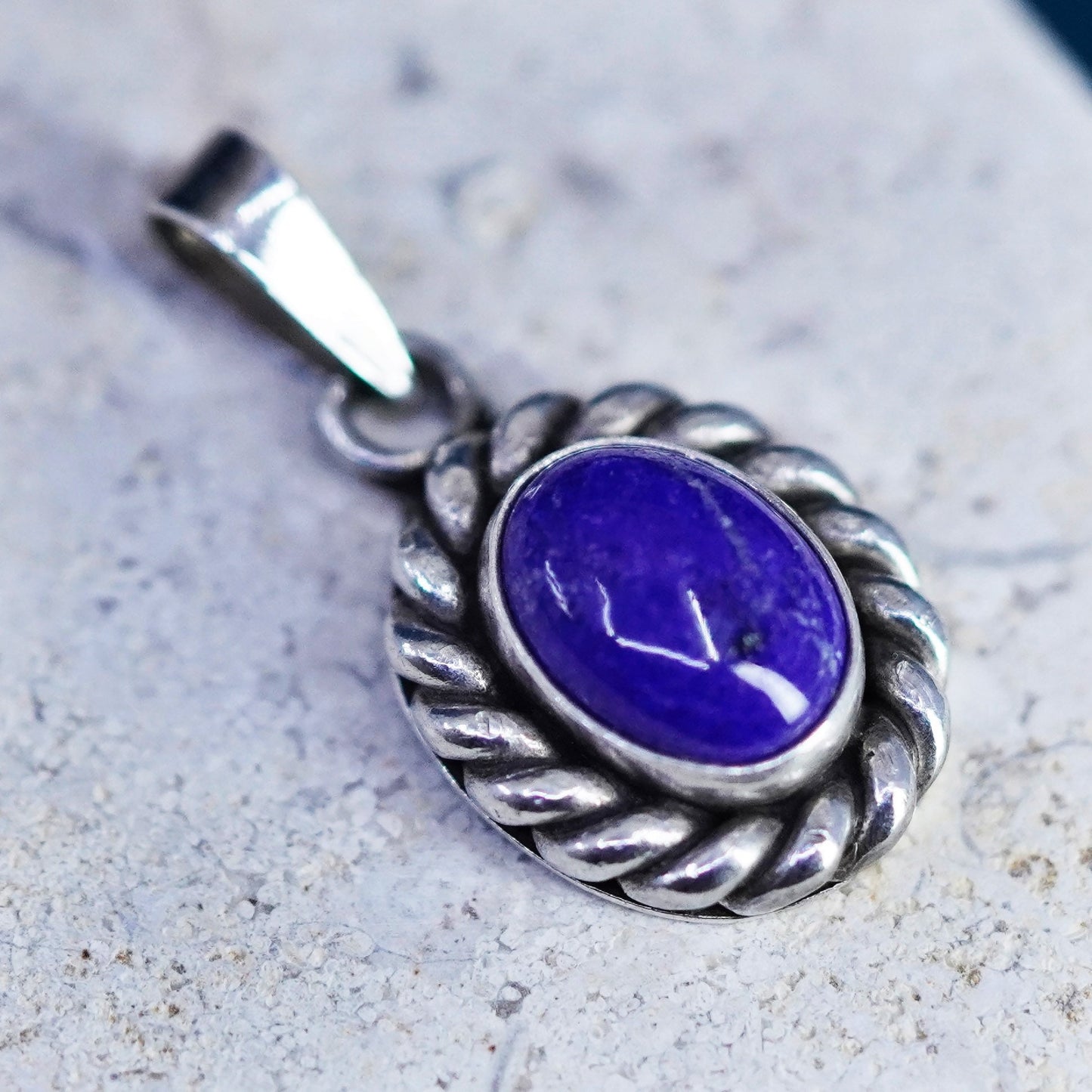 Vintage sterling 925 silver handmade pendant with oval lapis lazuli