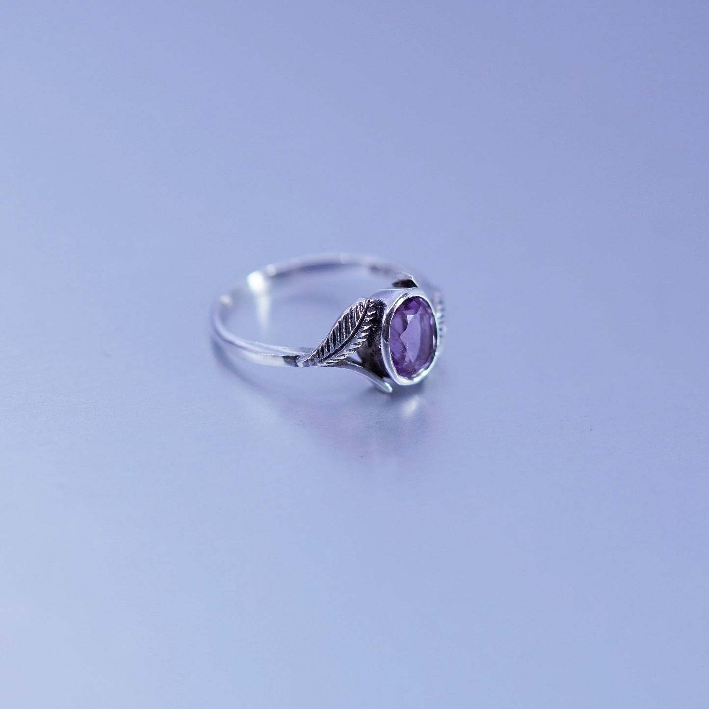 Size 7, vintage Sterling 925 silver handmade ring with amethyst and leaves