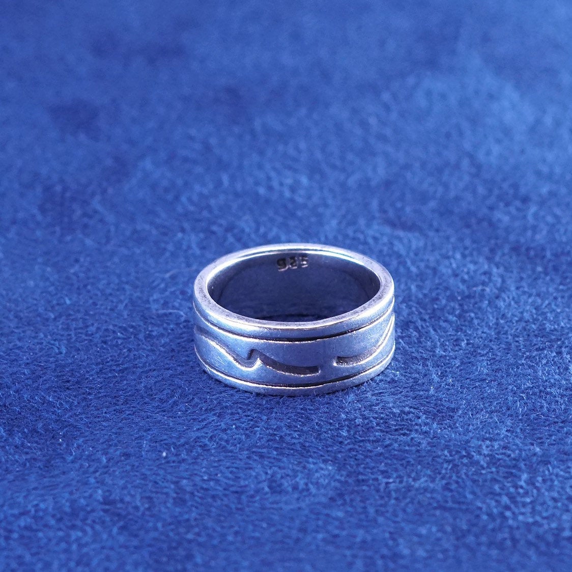 sz 8, vtg Sterling silver handmade ring, hopi 925 band w/ wavy pattern engraved